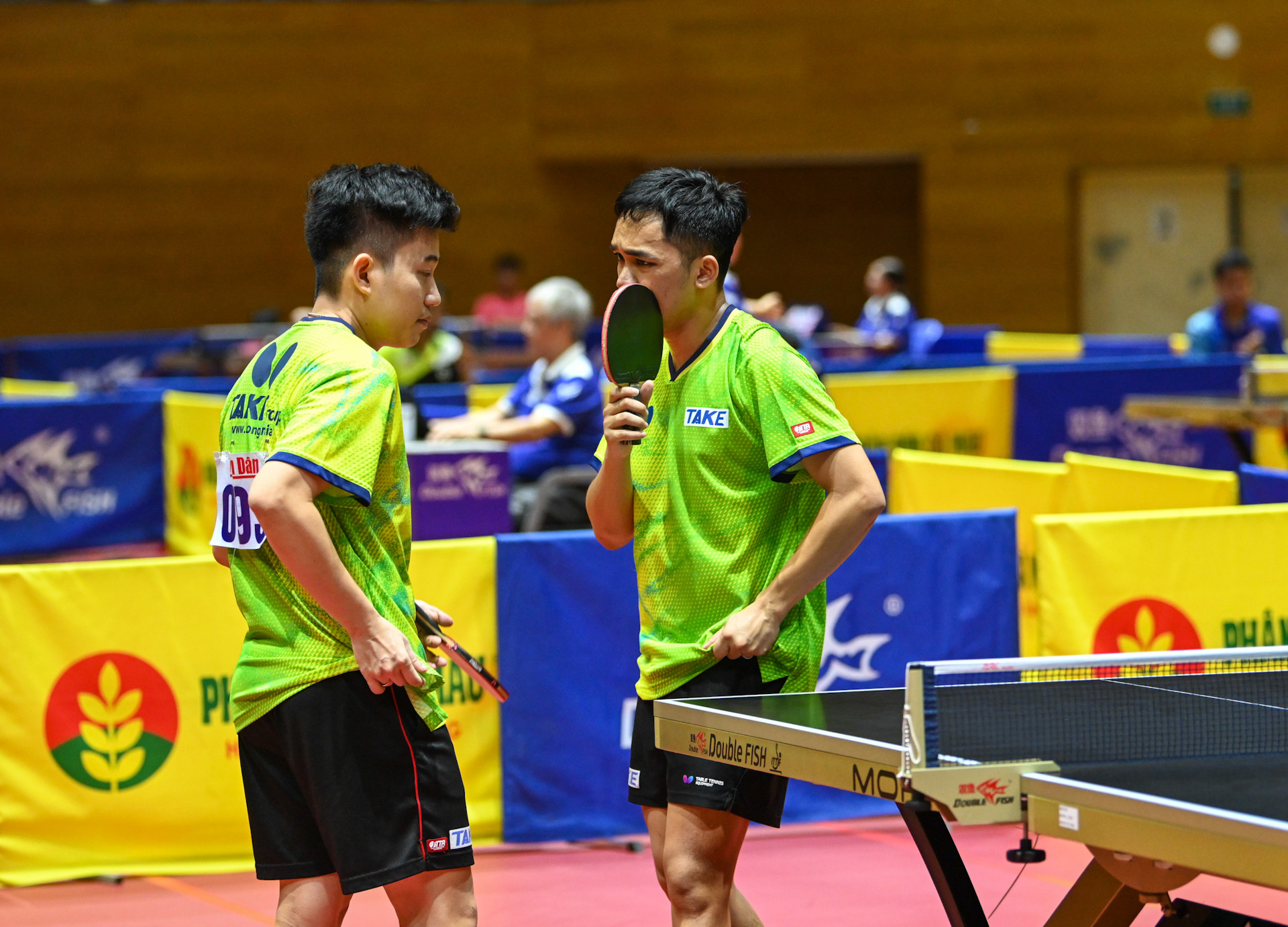 Cặp đôi Đinh Anh Hoàng - Lê Đình Đức bàn chiến thuật thi đấu. Cặp đôi Đinh Anh Hoàng - Lê Đình Đức bàn chiến thuật thi đấu.