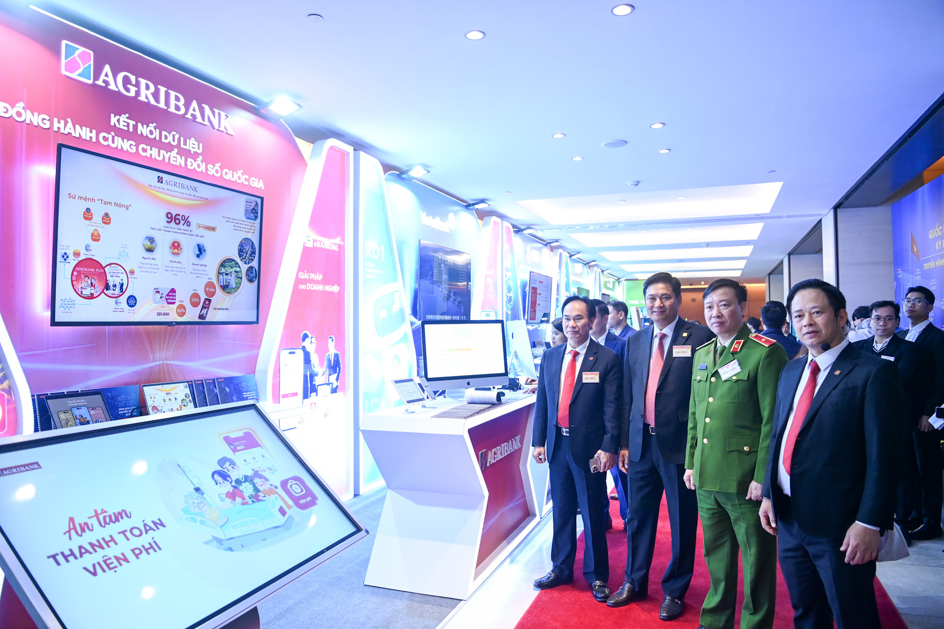 Các đại biểu tham quan gian trưng bày của Ngân hàng Agribank.