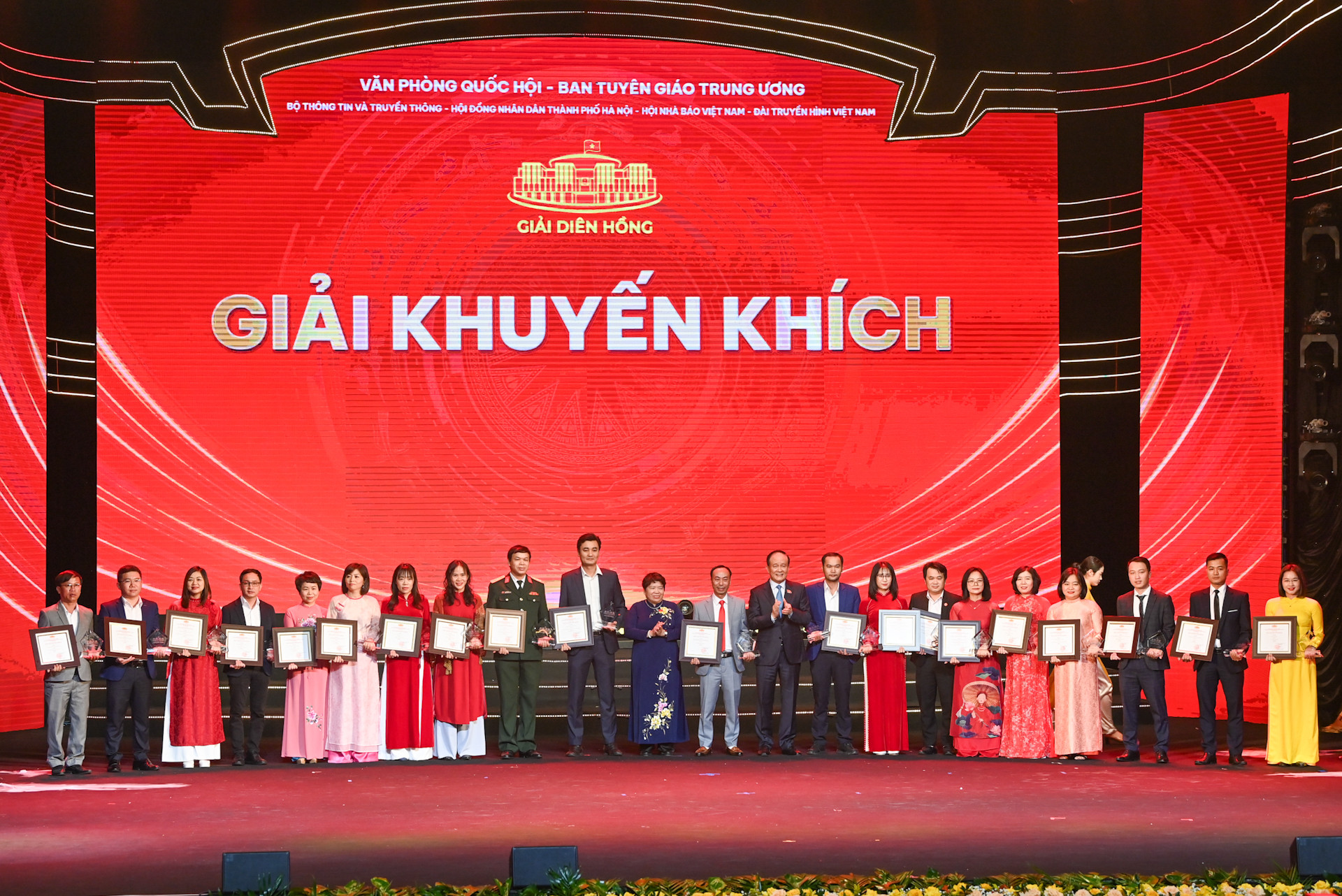 Chủ nhiệm Ủy ban Xã hội Nguyễn Thuý Anh và Chủ tịch Hội đồng nhân dân Thành phố Hà Nội Nguyễn Ngọc Tuấn trao giải Khuyến khích tặng các tác giả, nhóm tác giả.