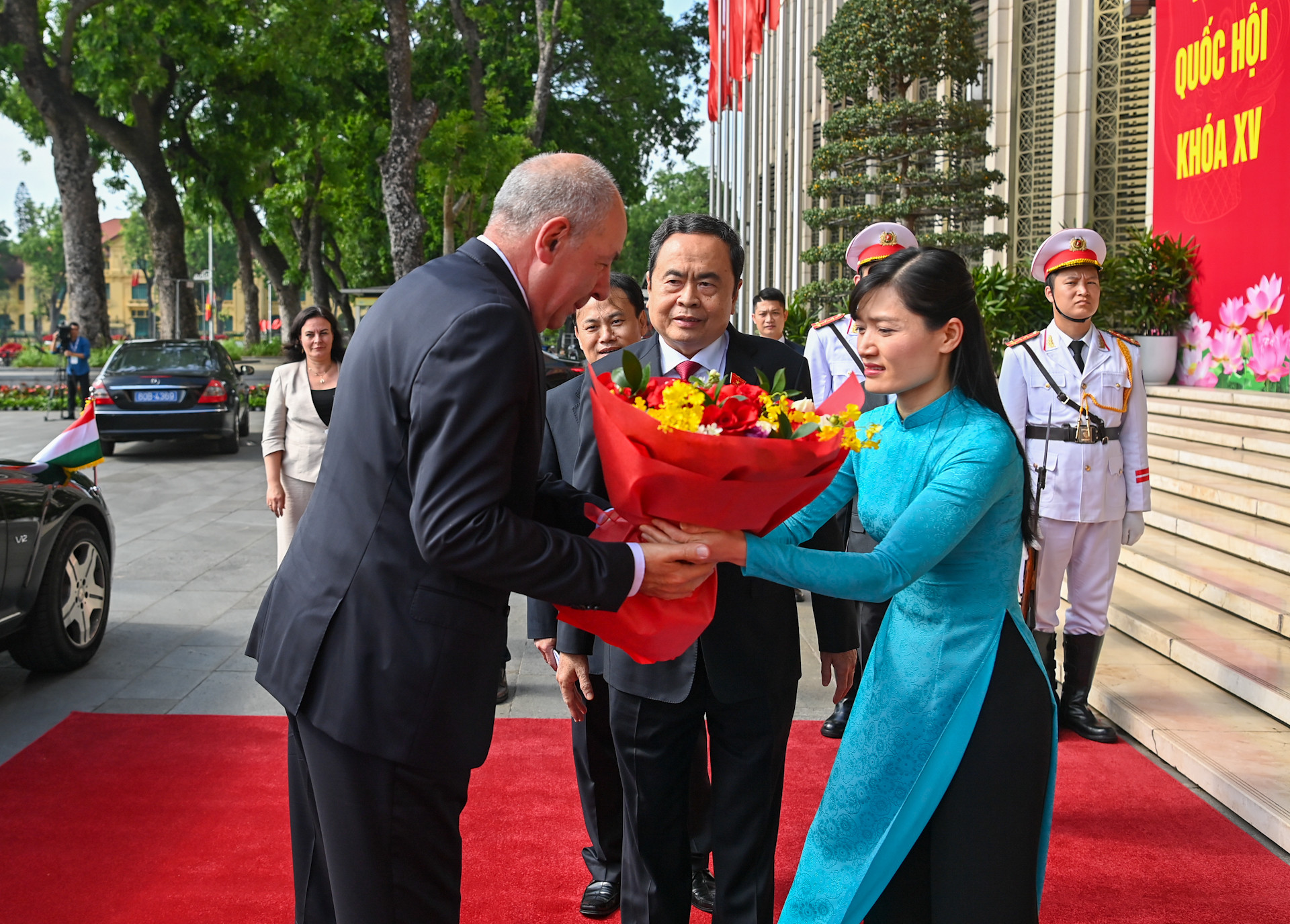 Tặng hoa chào mừng Tổng thống Hungary Sulyok Tamas.