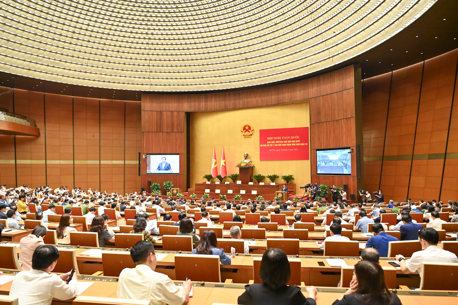 Hội nghị được tổ chức theo hình thức trực tiếp kết hợp trực tuyến đến các điểm cầu tại các tỉnh ủy, thành ủy, đảng ủy trực thuộc Trung ương; các ban, bộ, ngành, đơn vị sự nghiệp Trung ương và các điểm cầu cấp huyện, cấp xã trong toàn quốc.