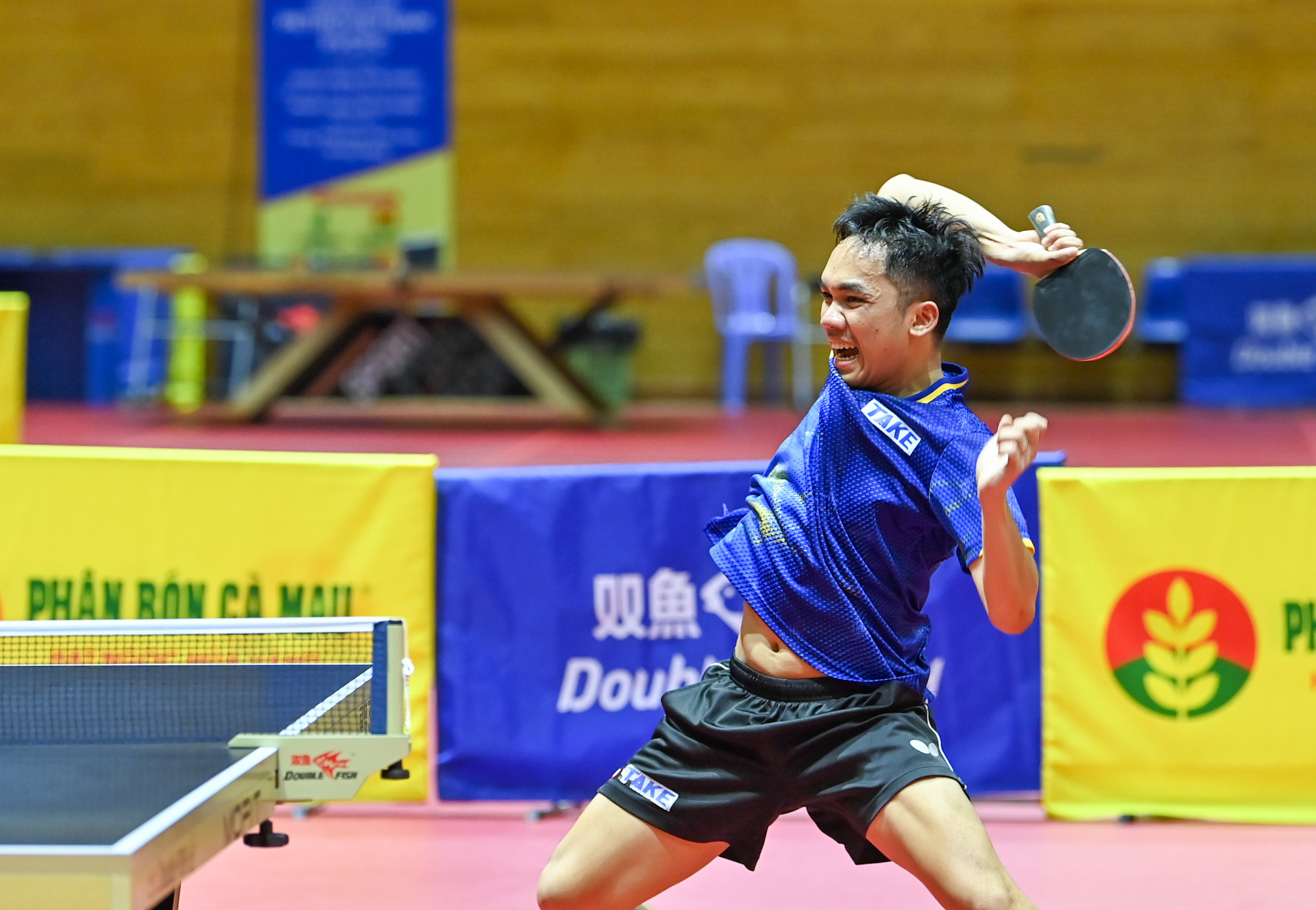 Tại ván đấu đầu tiên, Đinh Anh Hoàng giành thắng lợi nhanh chóng với tỷ số 11-2. Tại ván đấu đầu tiên, Đinh Anh Hoàng giành thắng lợi nhanh chóng với tỷ số 11-2.