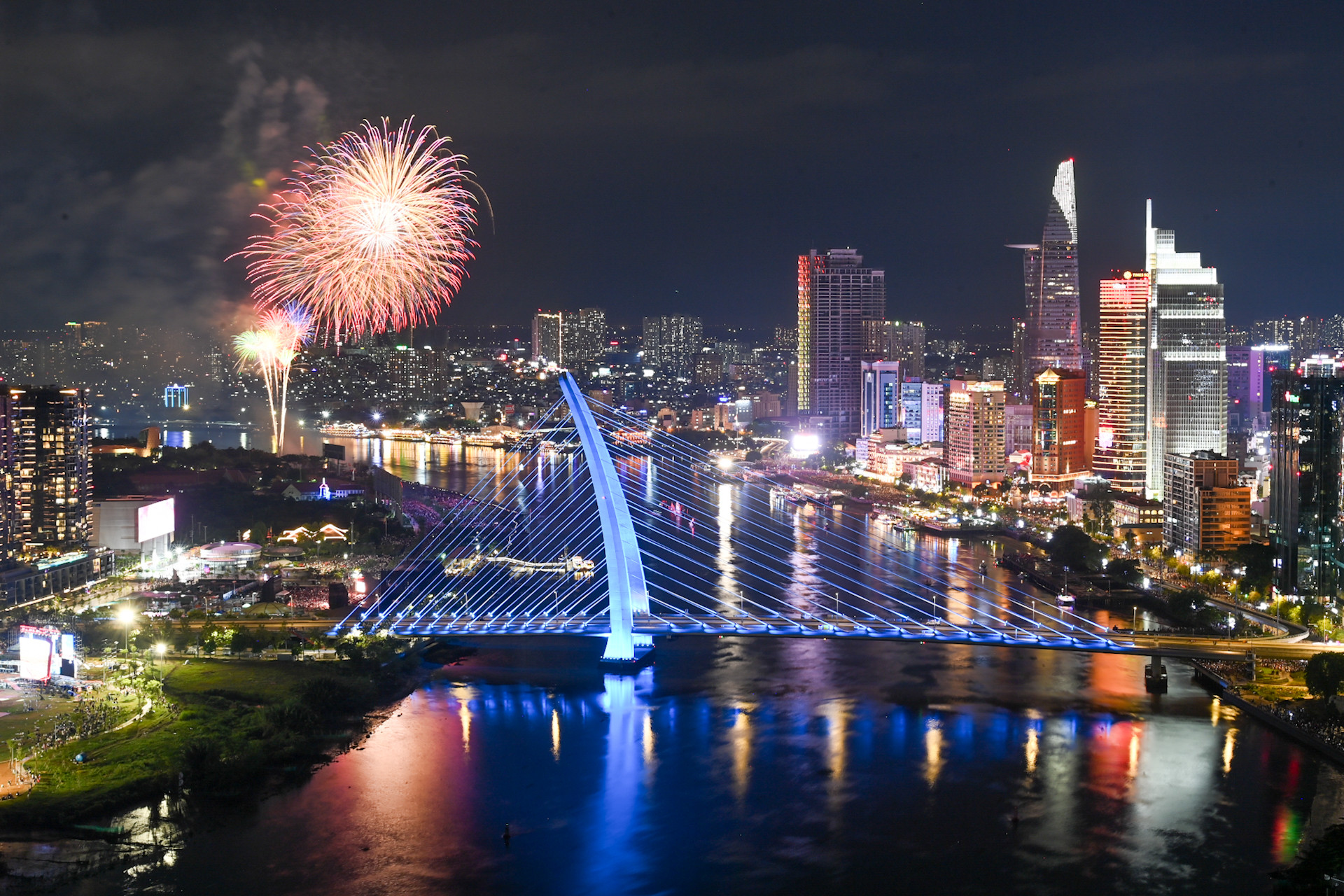 Pháo hoa rực sáng trên bầu trời Thành phố Hồ Chí Minh.