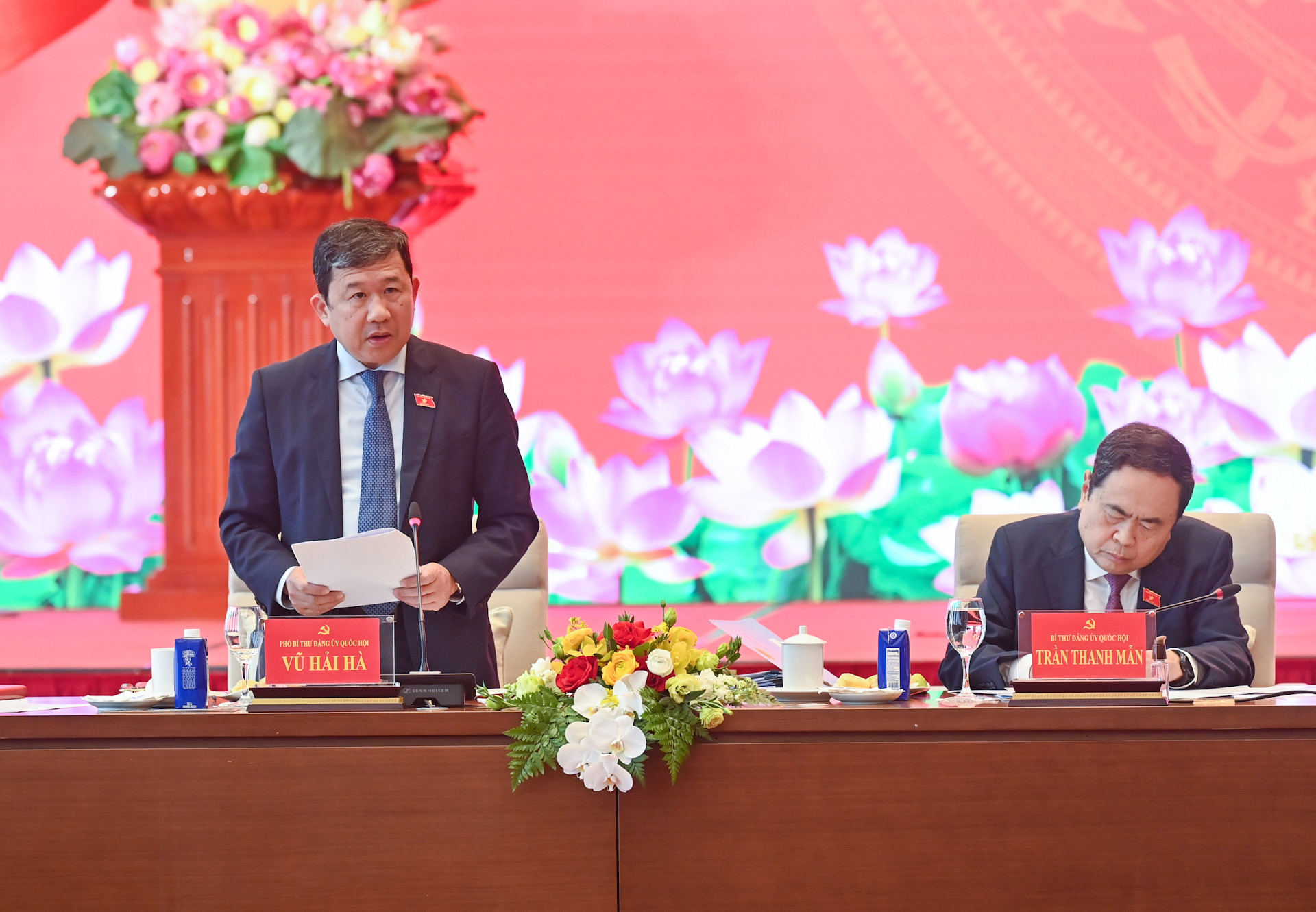 Phó Bí thư Đảng ủy Quốc hội Vũ Hải Hà trình bày tờ trình tại hội nghị.