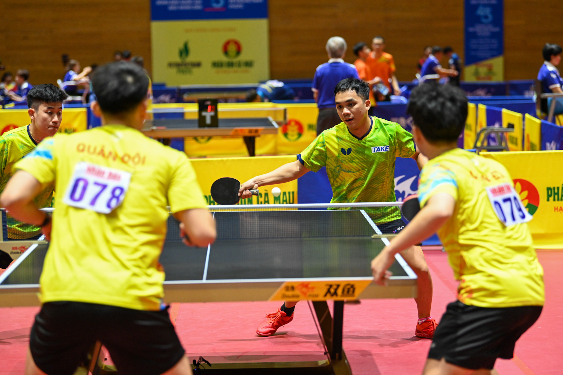 Trận đấu diễn ra sôi nổi, giằng co trong ván đấu thứ 2. Trận đấu diễn ra sôi nổi, giằng co trong ván đấu thứ 2.