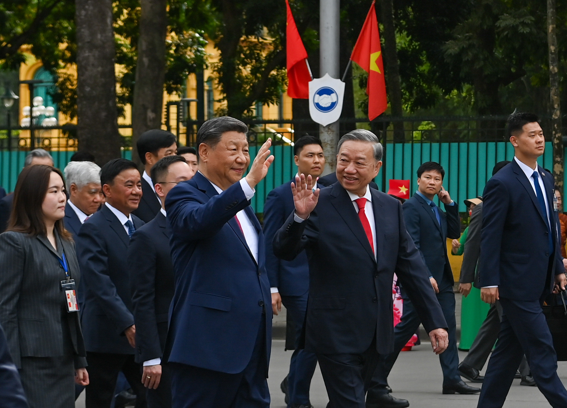 [Ảnh] Nhân dân Thủ đô Hà Nội nồng nhiệt chào đón Tổng Bí thư, Chủ tịch Trung Quốc Tập Cận Bình thăm cấp Nhà nước đến Việt Nam ảnh 4