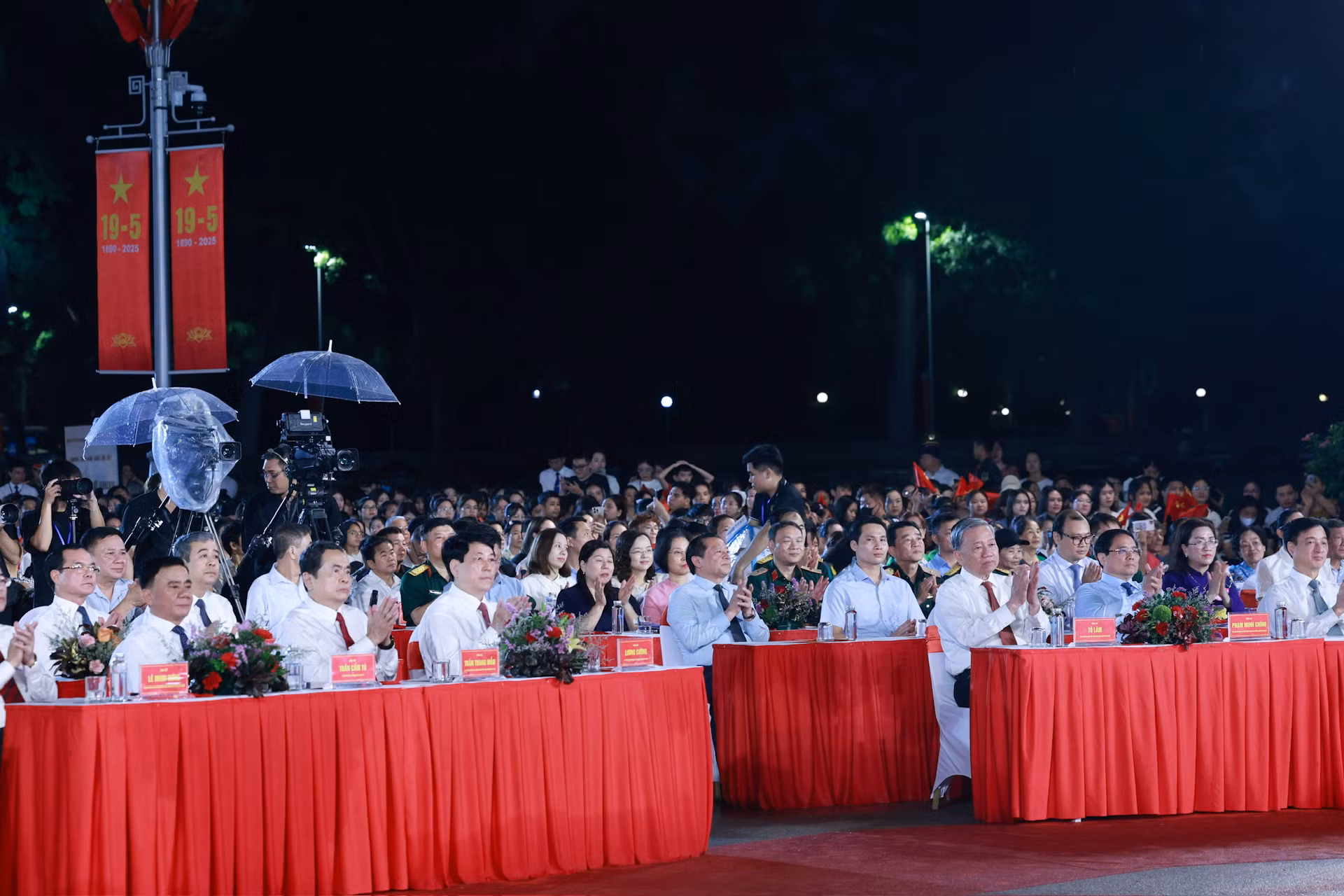 Tổng Bí thư Tô Lâm cùng các đồng chí lãnh đạo Đảng, Nhà nước và các đại biểu dự chương trình.