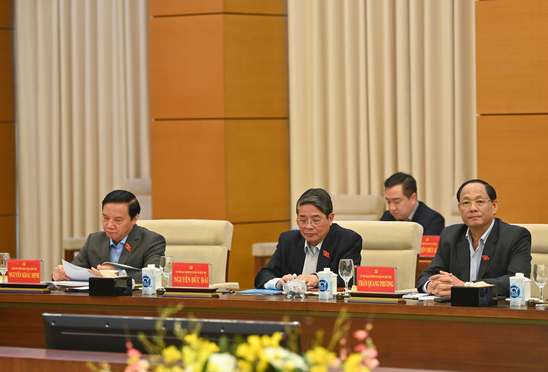 Phó Bí thư Thường trực Đảng ủy, Phó Chủ tịch Quốc hội Nguyễn Khắc Định và các Ủy viên Ban Thường vụ Đảng ủy Quốc hội, Phó Chủ tịch Quốc hội dự hội nghị.