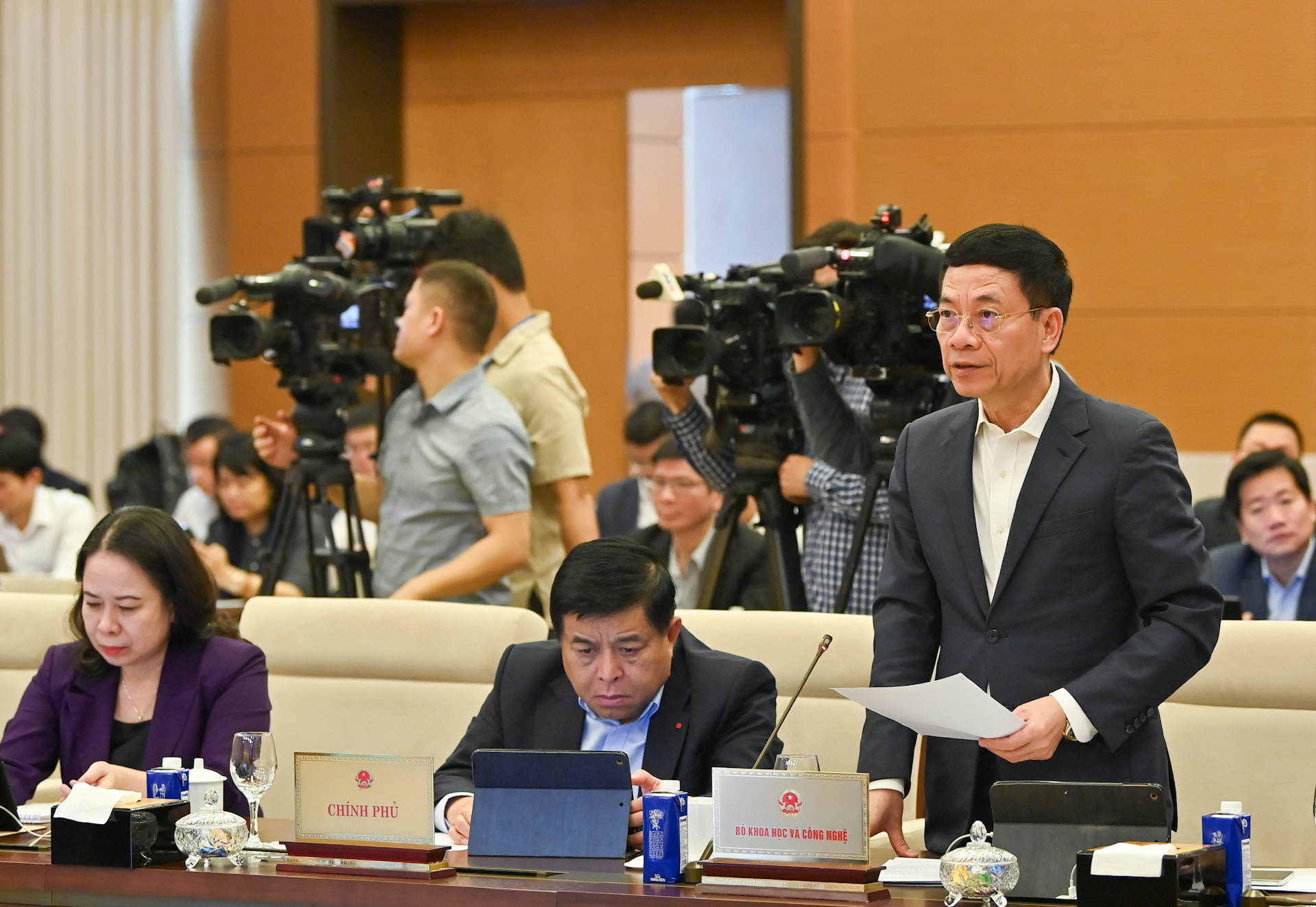 Bộ trưởng Khoa học và Công nghệ Nguyễn Mạnh Hùng trình bày tóm tắt tờ trình dự án Luật Năng lượng nguyên tử (sửa đổi).