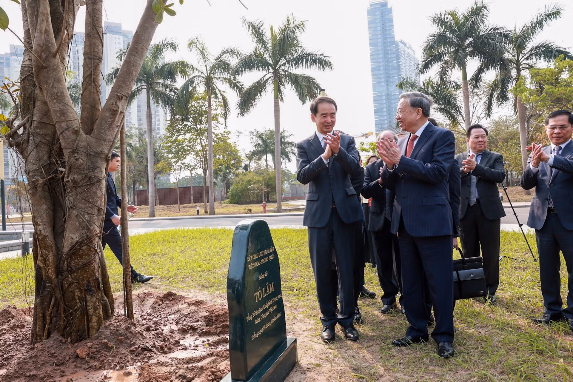 Tổng Bí thư Tô Lâm và các đại biểu trồng cây “Cây Giao lưu nhân văn Việt-Trung”.