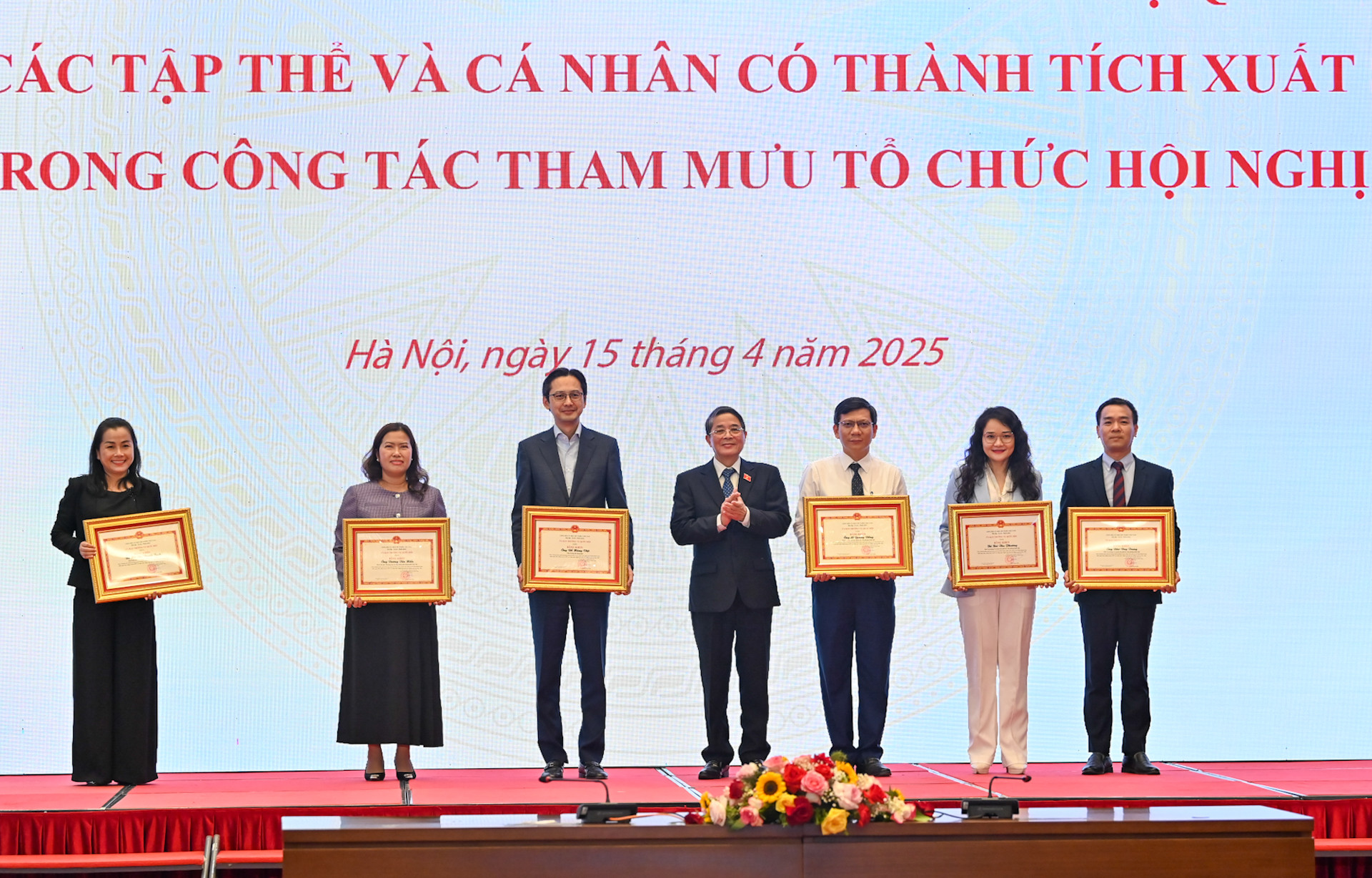 Phó Chủ tịch Quốc hội Nguyễn Đức Hải trao Bằng khen của Ủy ban Thường vụ Quốc hội tặng các cá nhân.