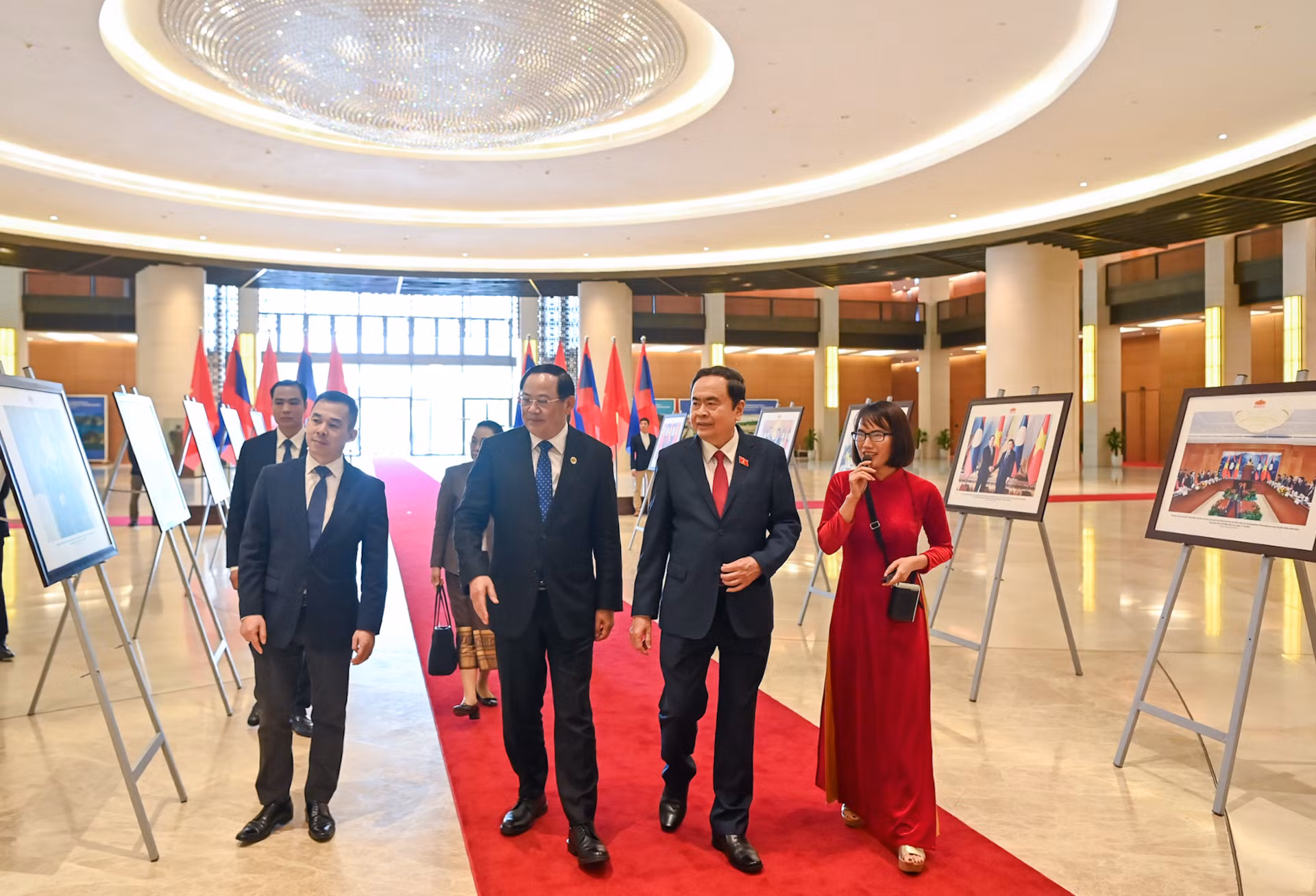 Chủ tịch Quốc hội Trần Thanh Mẫn và Thủ tướng Lào Sonexay Siphandone tham quan trưng bày ảnh về quan hệ hai nước.