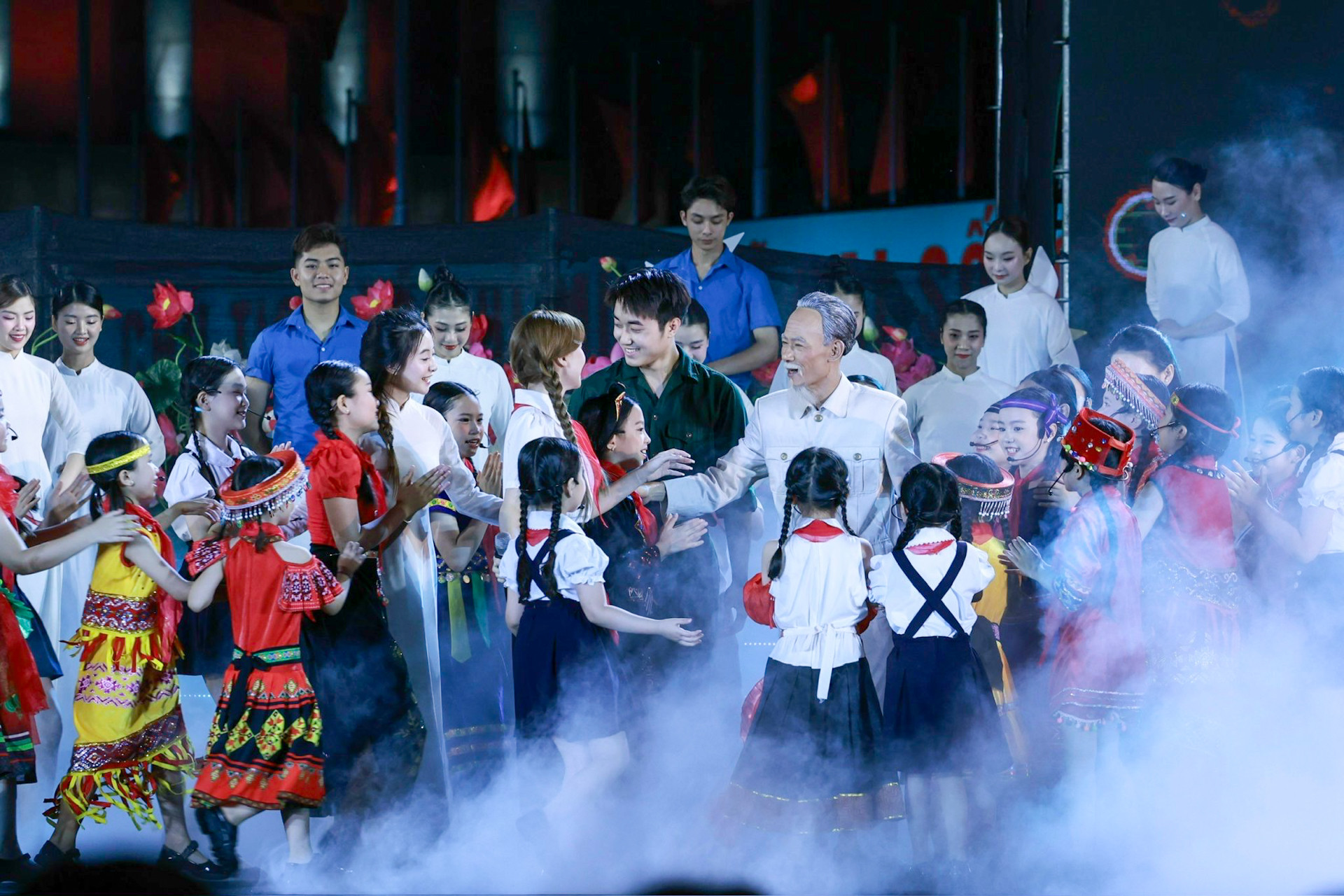 Với sự kết hợp độc đáo giữa tư liệu lịch sử, hoạt cảnh và các tiết mục âm nhạc trình diễn hiện đại, chương trình đã mang đến nhiều điểm nhấn đặc sắc, những giây phút tự hào thiêng liêng, xúc động và truyền cảm hứng mạnh mẽ đến hàng triệu người dân Việt Nam.