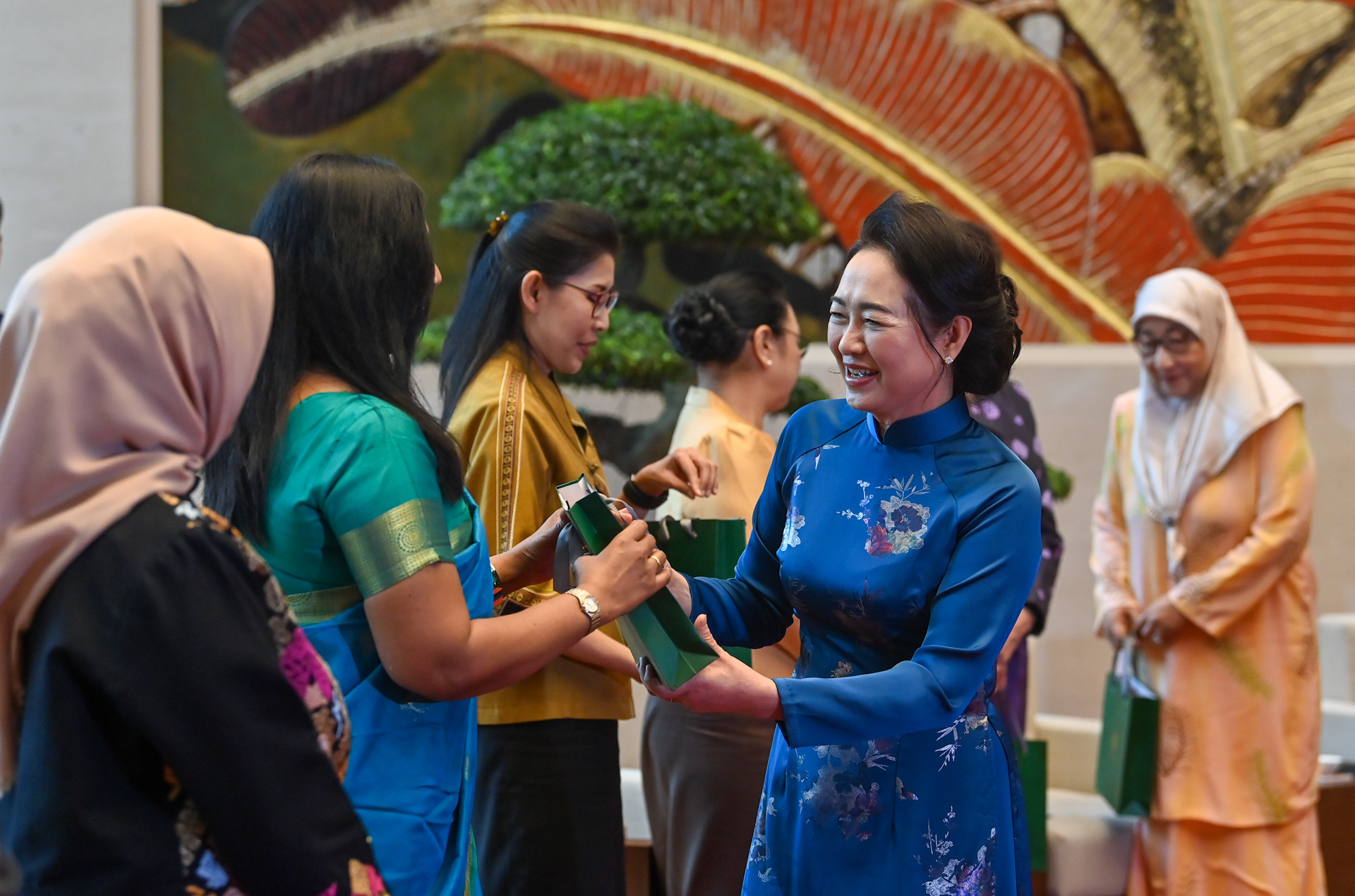 Phu nhân Chủ tịch Quốc hội Nguyễn Thị Thanh Nga trao quà lưu niệm, tặng các thành viên Nhóm AWCH.