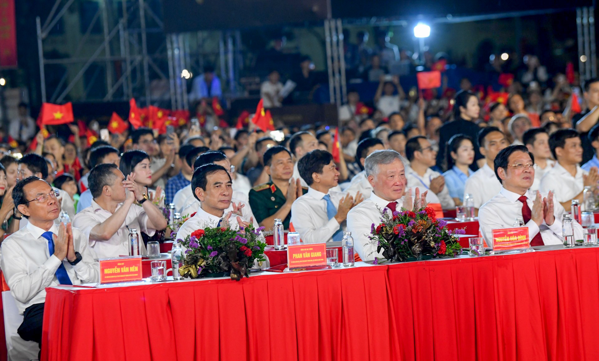 Các đồng chí lãnh đạo Đảng, Nhà nước dự chương trình.