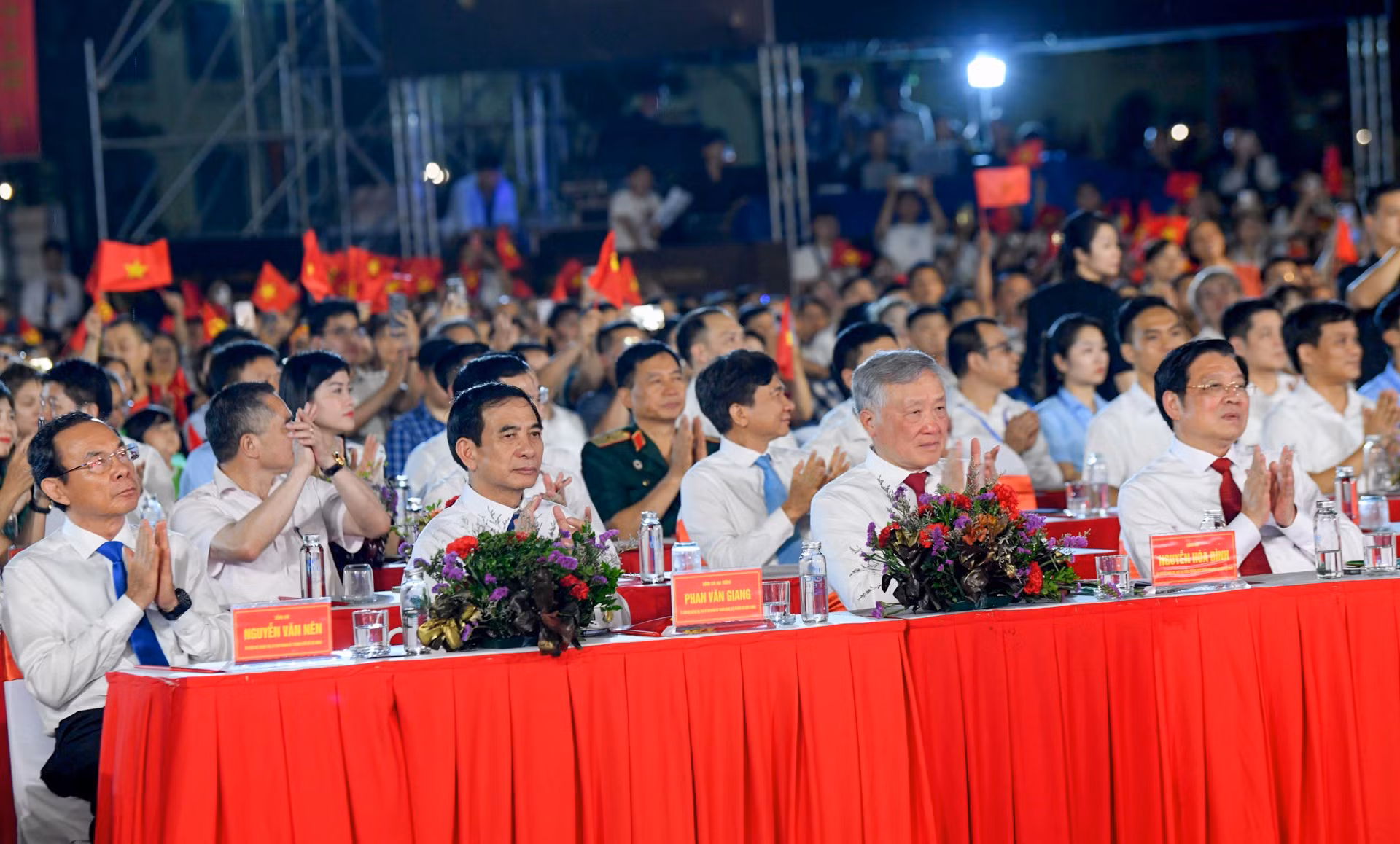 Các đồng chí lãnh đạo Đảng, Nhà nước dự chương trình.