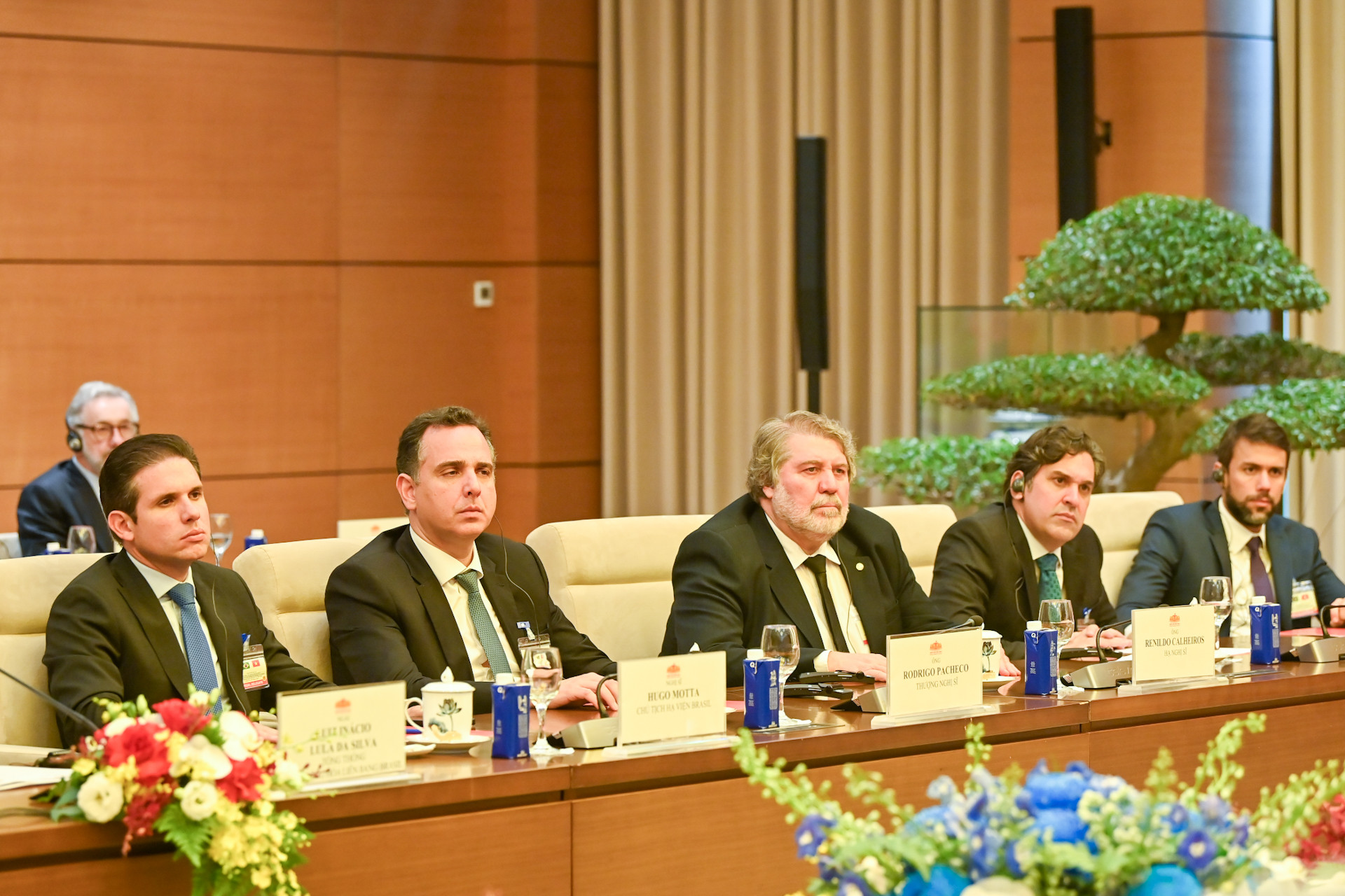 Các thành viên tháp tùng Tổng thống Brazil dự hội kiến.