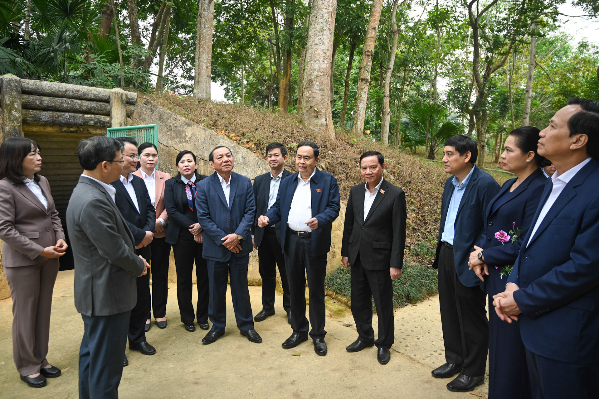 Chủ tịch Quốc hội và Đoàn công tác khảo sát Dự án Bảo tồn, tôn tạo tại Khu di tích Ban Thường trực Quốc hội.