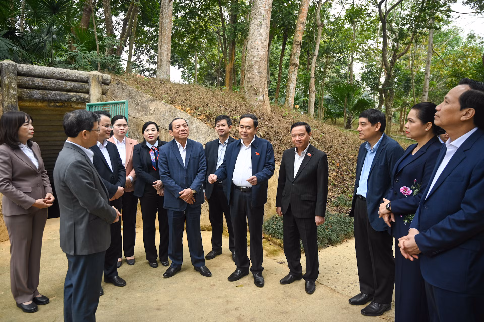 Chủ tịch Quốc hội và Đoàn công tác khảo sát Dự án Bảo tồn, tôn tạo tại Khu di tích Ban Thường trực Quốc hội.