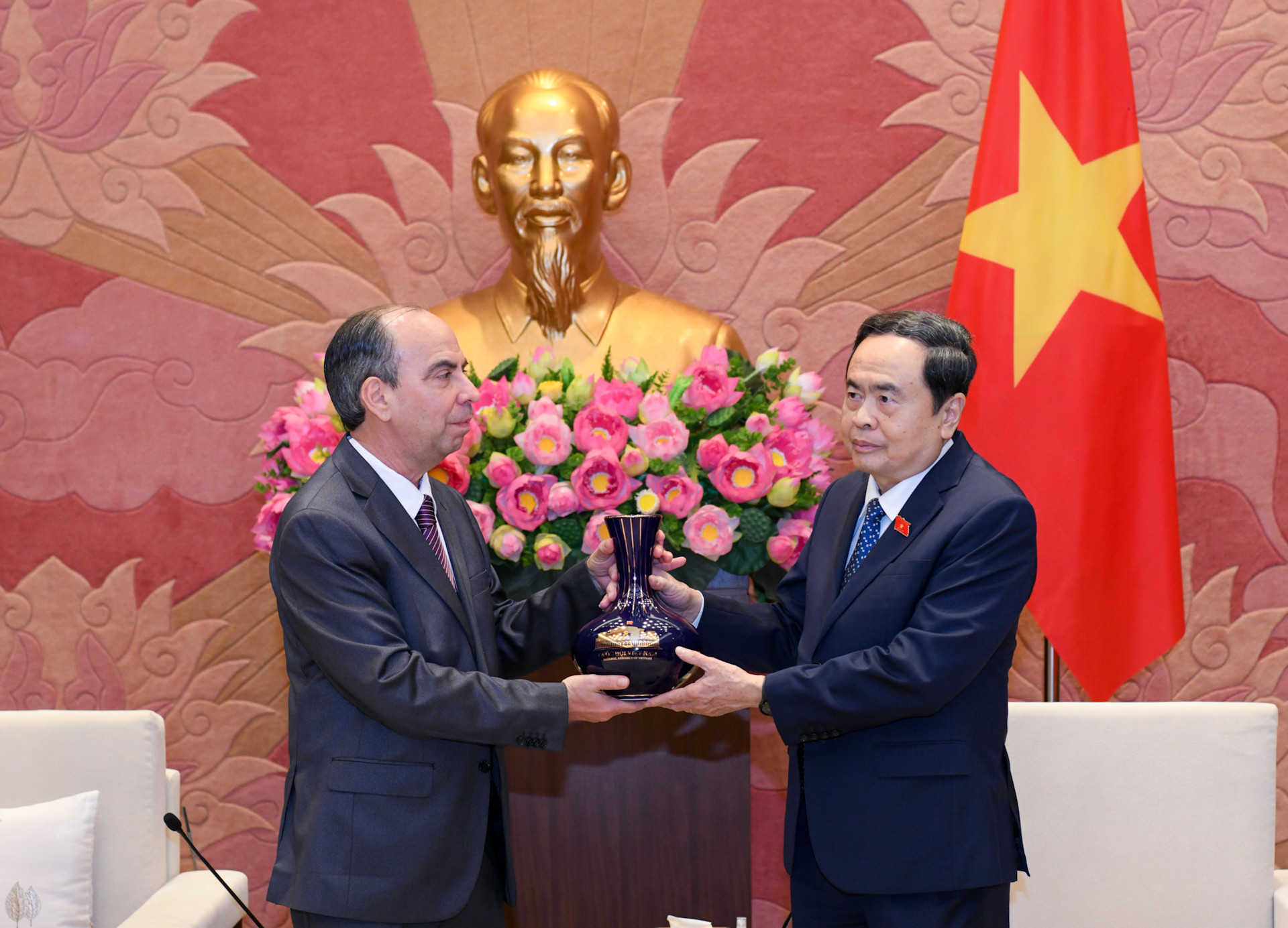 Chủ tịch Quốc hội Trần Thanh Mẫn tặng quà lưu niệm cho Đại sứ Cuba Rogelio Polanco Fuentes.