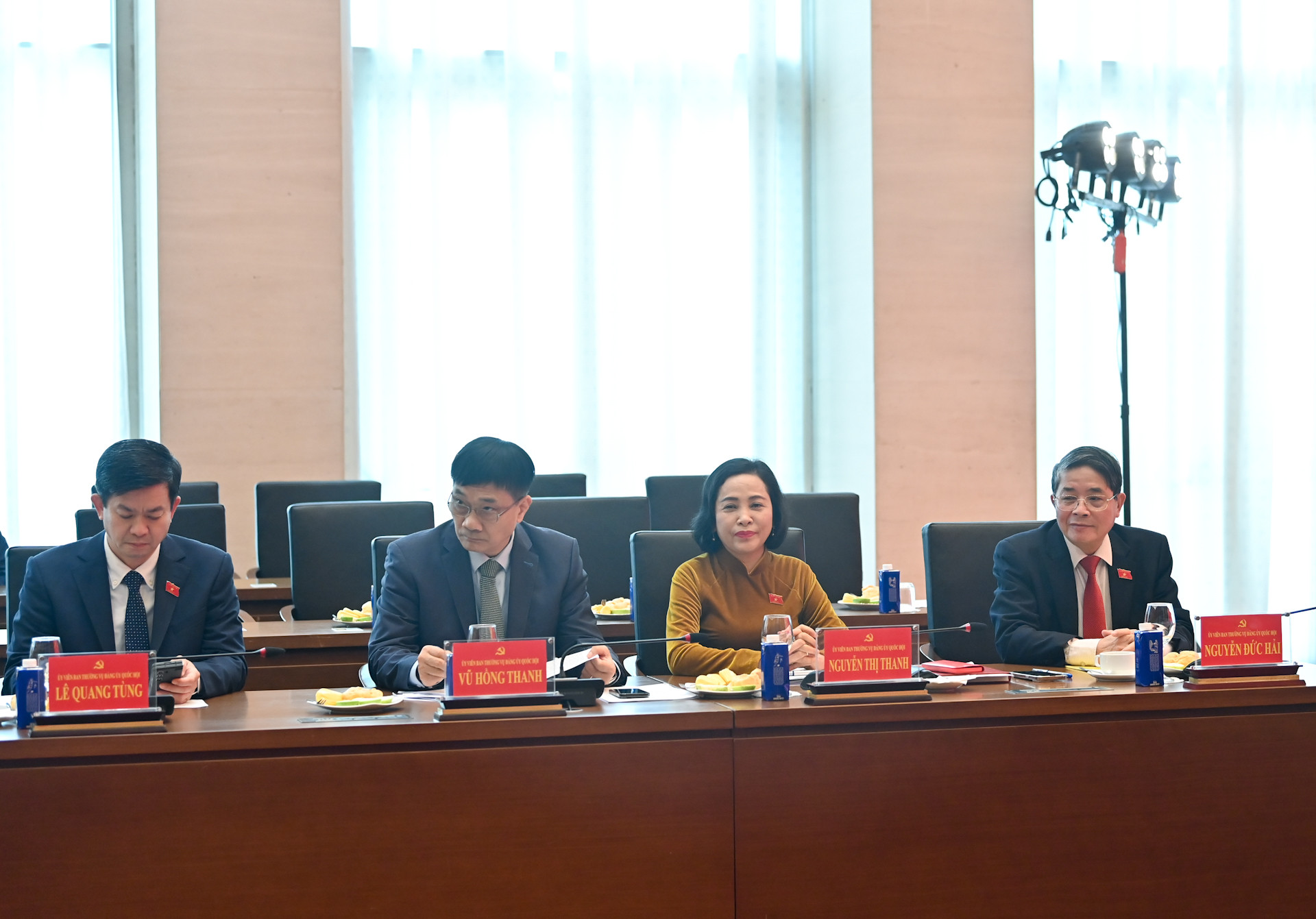 Các đồng chí Ủy viên Ban Thường vụ Đảng ủy Quốc hội, Phó Chủ tịch Quốc hội dự hội nghị.