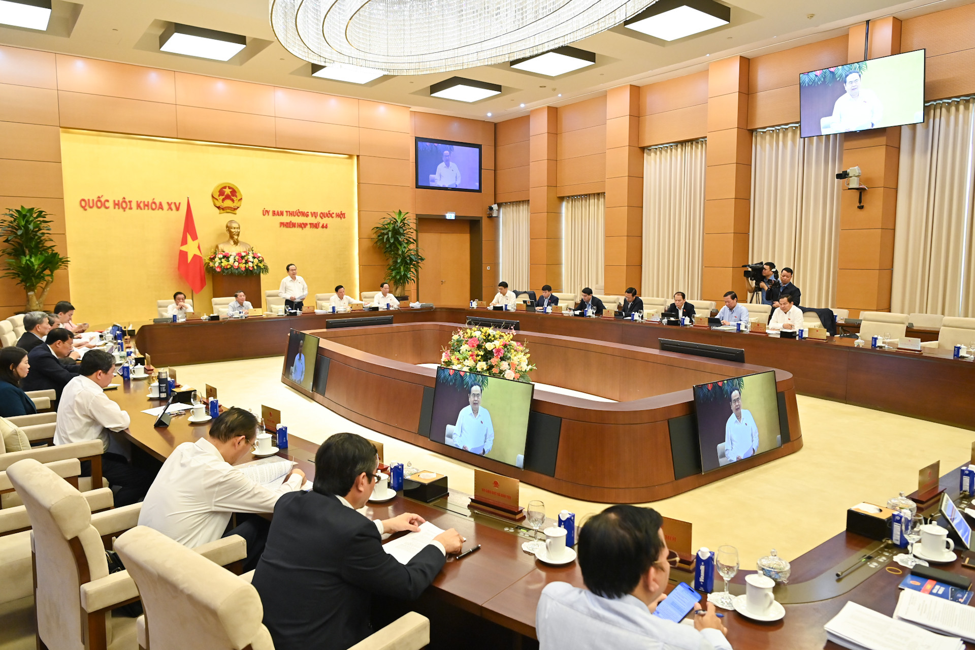Tại phiên họp này, Ủy ban Thường vụ Quốc hội sẽ xem xét cho ý kiến về 42 nội dung quan trọng về công tác xây dựng pháp luật, công tác giám sát, quyết định các vấn đề quan trọng và chuẩn bị Kỳ họp thứ 9, Quốc hội khóa XV.