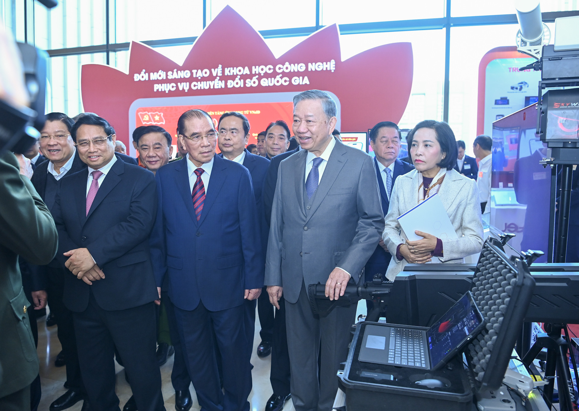 Tổng Bí thư Tô Lâm và các đồng chí lãnh đạo Đảng, Nhà nước tham quan trưng bày khoa học, công nghệ.