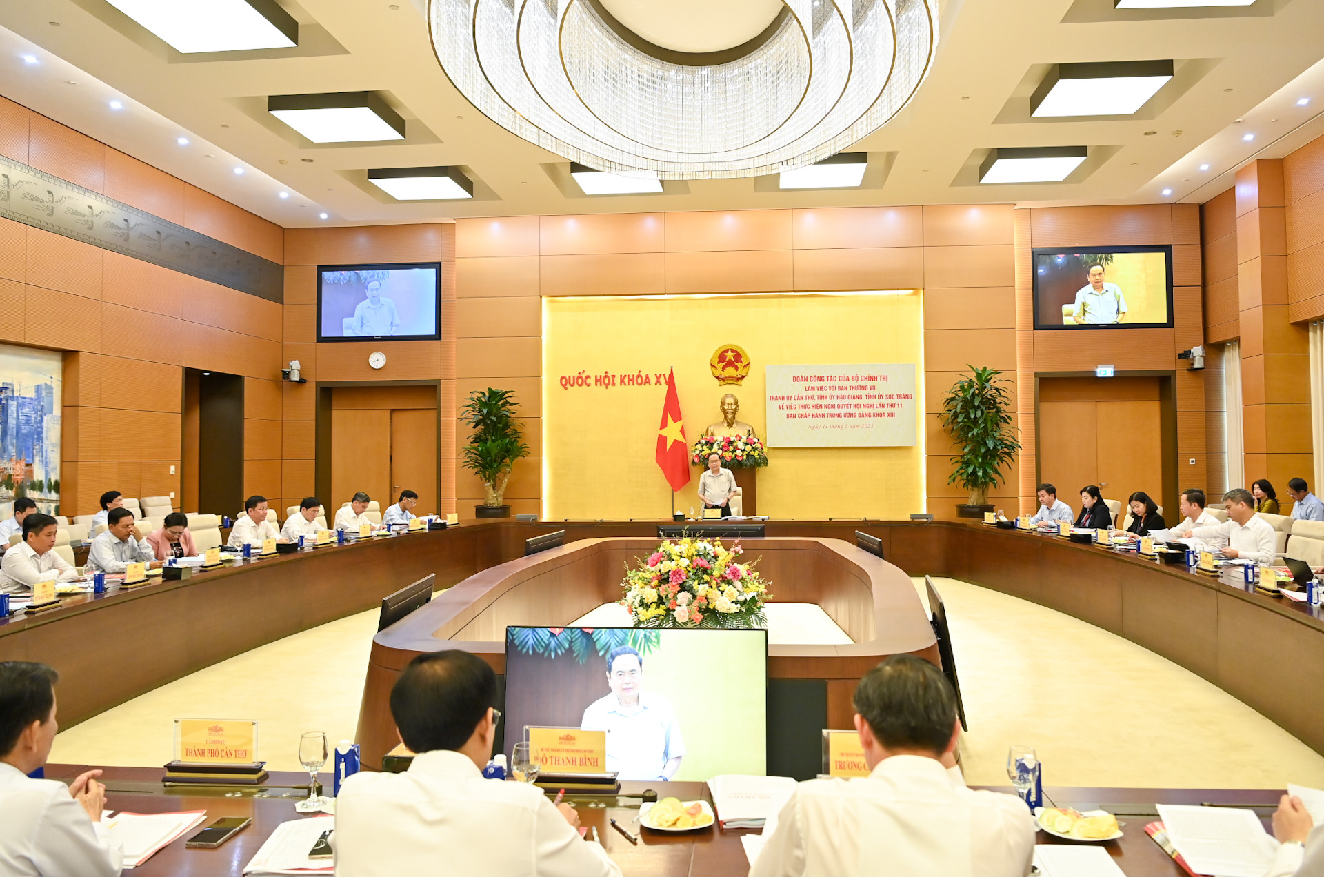Quang cảnh buổi làm việc tại Nhà Quốc hội. Quang cảnh buổi làm việc tại Nhà Quốc hội.