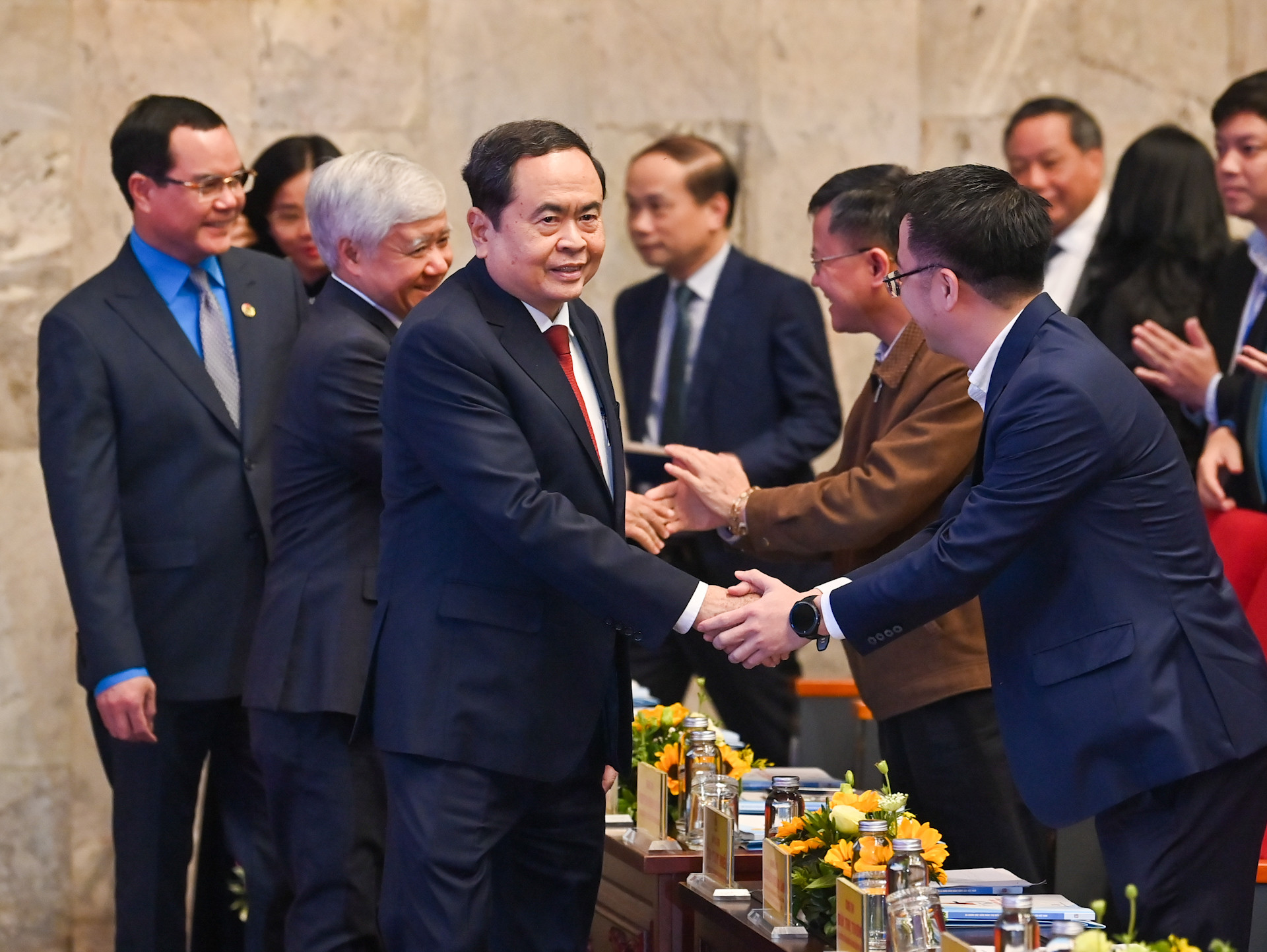 Chủ tịch Quốc hội Trần Thanh Mẫn cùng các đồng chí lãnh đạo Đảng, Nhà nước dự chương trình biểu dương 95 công nhân lao động tiêu biểu là đảng viên.