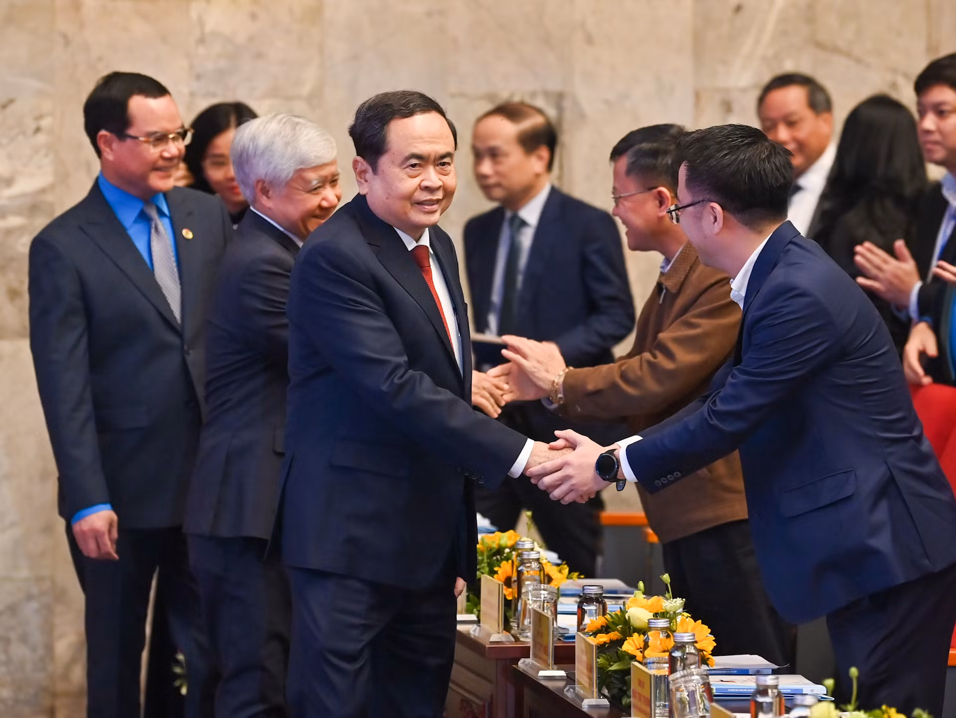 Chủ tịch Quốc hội Trần Thanh Mẫn cùng các đồng chí lãnh đạo Đảng, Nhà nước dự chương trình biểu dương 95 công nhân lao động tiêu biểu là đảng viên.