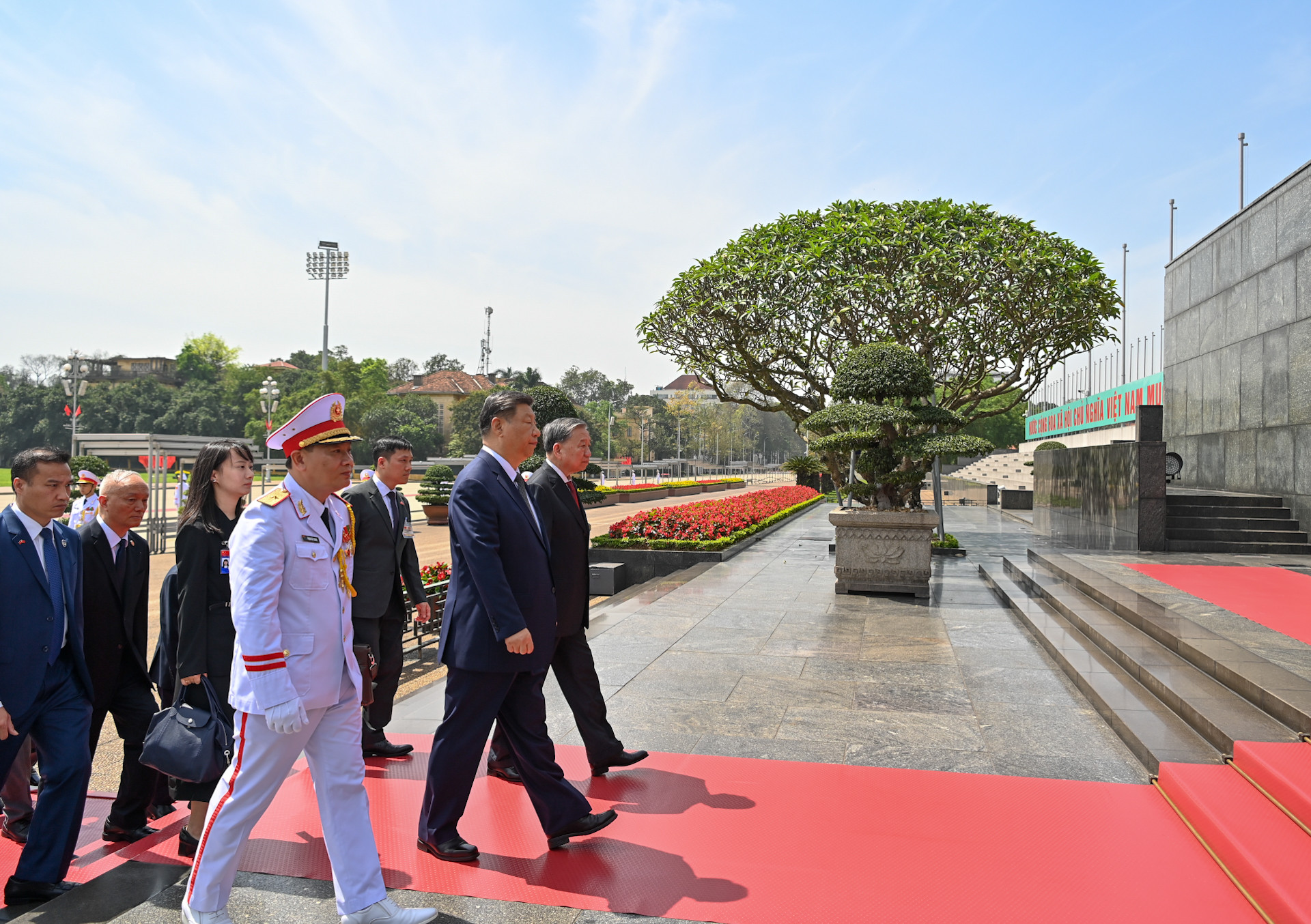 Tổng Bí thư Tô Lâm và Tổng Bí thư, Chủ tịch Trung Quốc Tập Cận Bình vào Lăng viếng Chủ tịch Hồ Chí Minh.