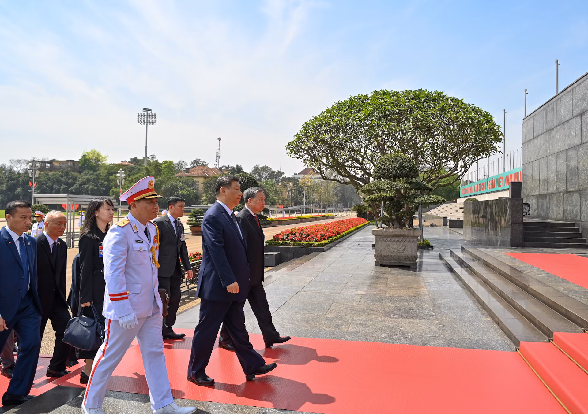 Tổng Bí thư Tô Lâm và Tổng Bí thư, Chủ tịch Trung Quốc Tập Cận Bình vào Lăng viếng Chủ tịch Hồ Chí Minh.