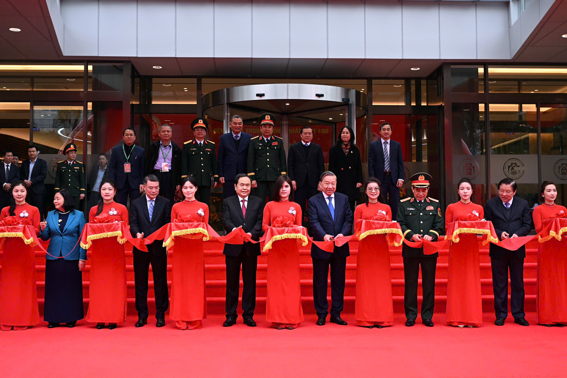 Tổng Bí thư Tô Lâm, Chủ tịch Quốc hội Trần Thanh Mẫn cùng các đồng chí lãnh đạo Đảng, Nhà nước thực hiện nghi thức khánh thành Viện Bảo vệ, chăm sóc sức khỏe cán bộ Trung ương.