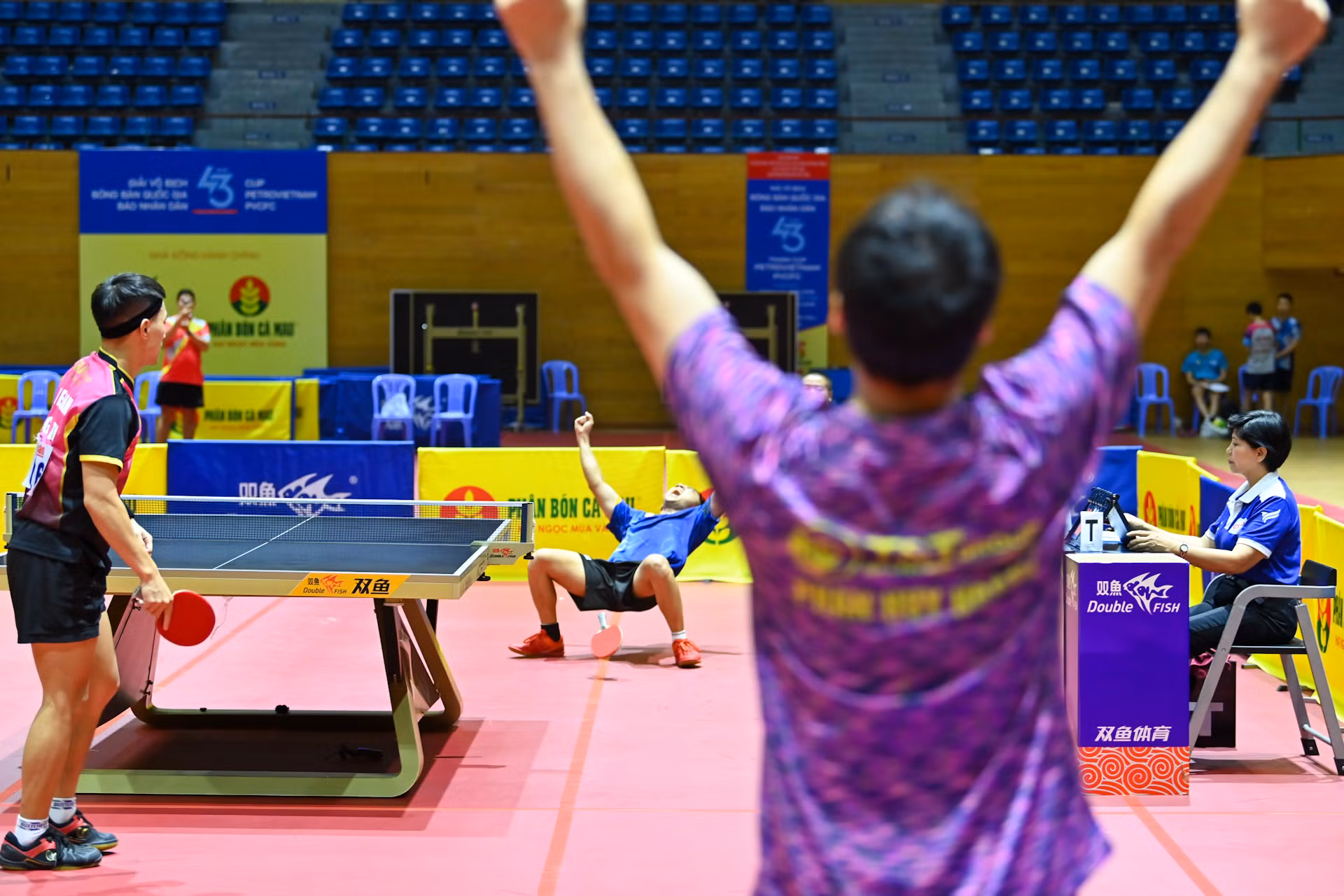 Giây phút ghi điểm số quyết định giành chức vô địch đơn nam của tay vợt Đinh Anh Hoàng. Giây phút ghi điểm số quyết định giành chức vô địch đơn nam của tay vợt Đinh Anh Hoàng.