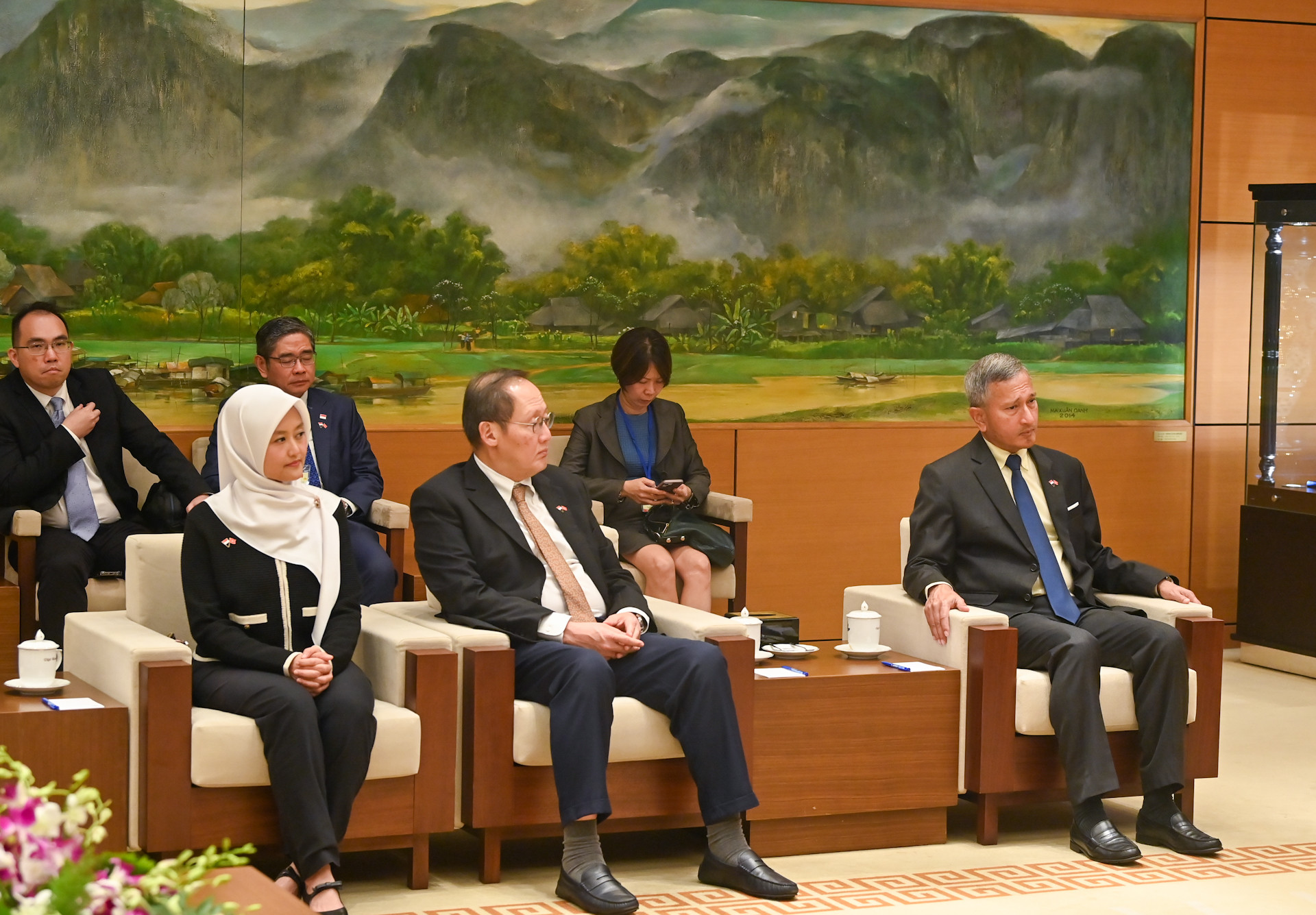 Các thành viên tháp tùng Thủ tướng Singapore dự hội kiến.