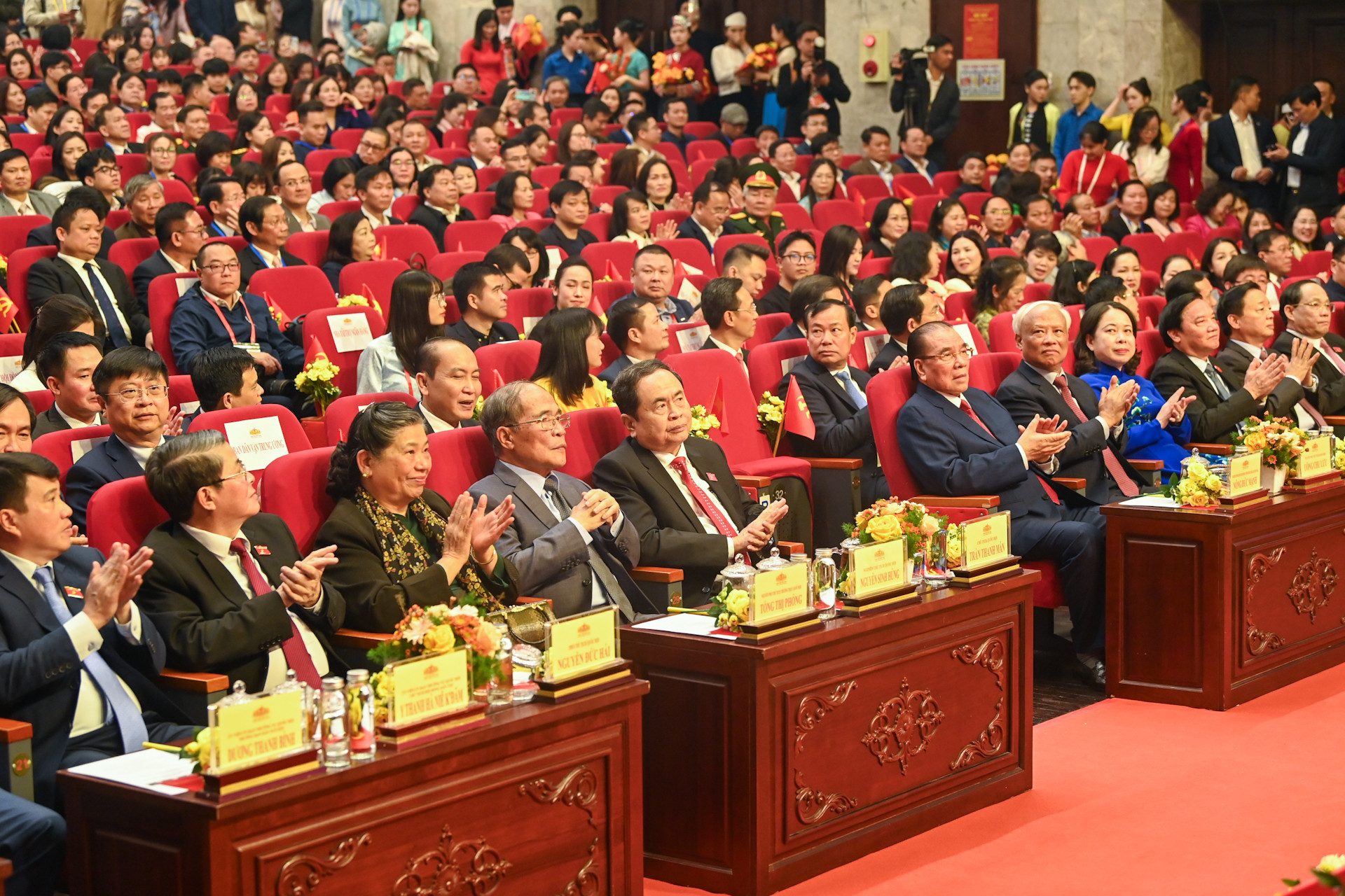 Chủ tịch Quốc hội Trần Thanh Mẫn cùng các đồng chí lãnh đạo, nguyên lãnh đạo Đảng, Nhà nước và các đại biểu dự lễ trao giải.