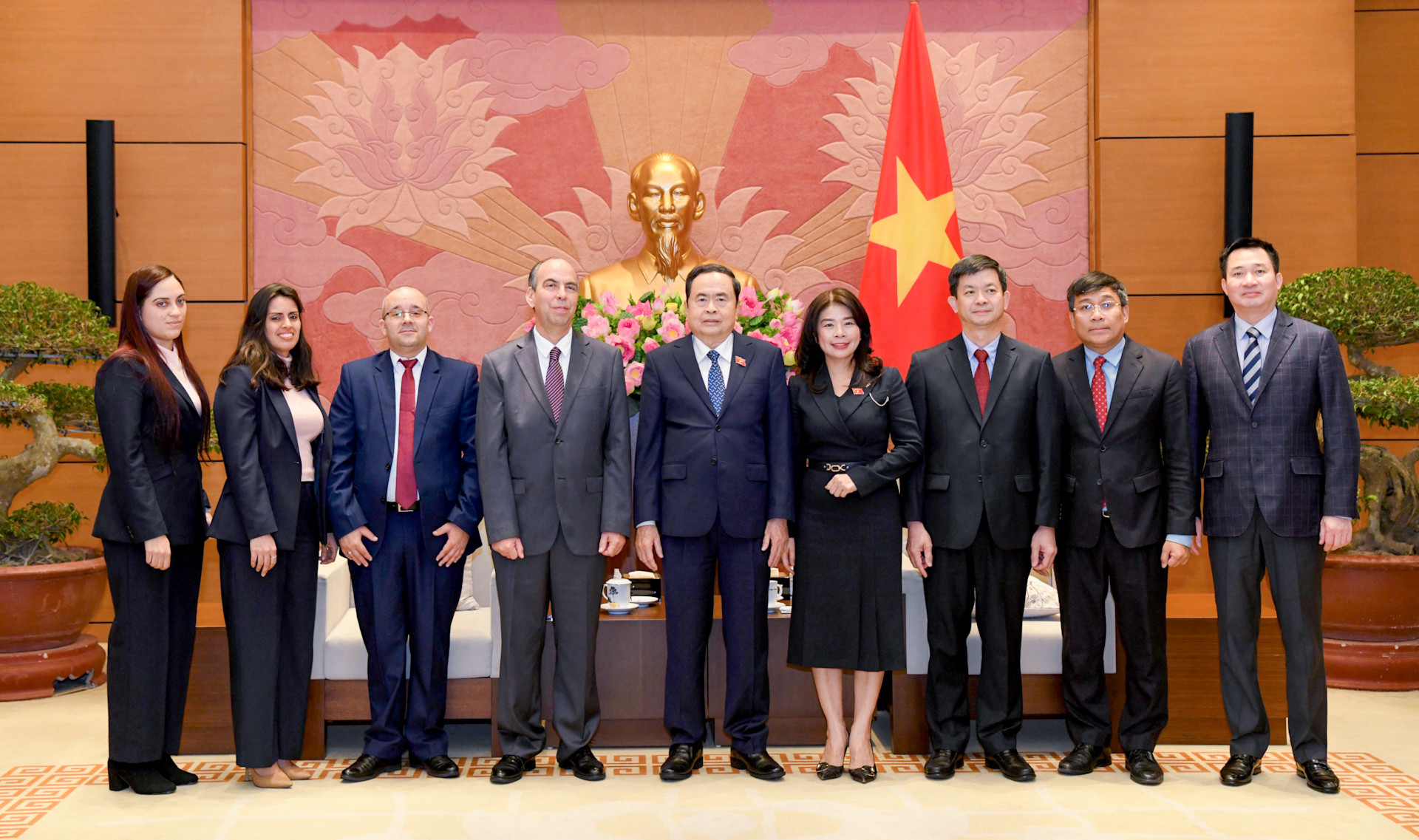 Chủ tịch Quốc hội Trần Thanh Mẫn, Đại sứ Cuba Rogelio Polanco Fuentes và đại biểu hai nước tại buổi tiếp.