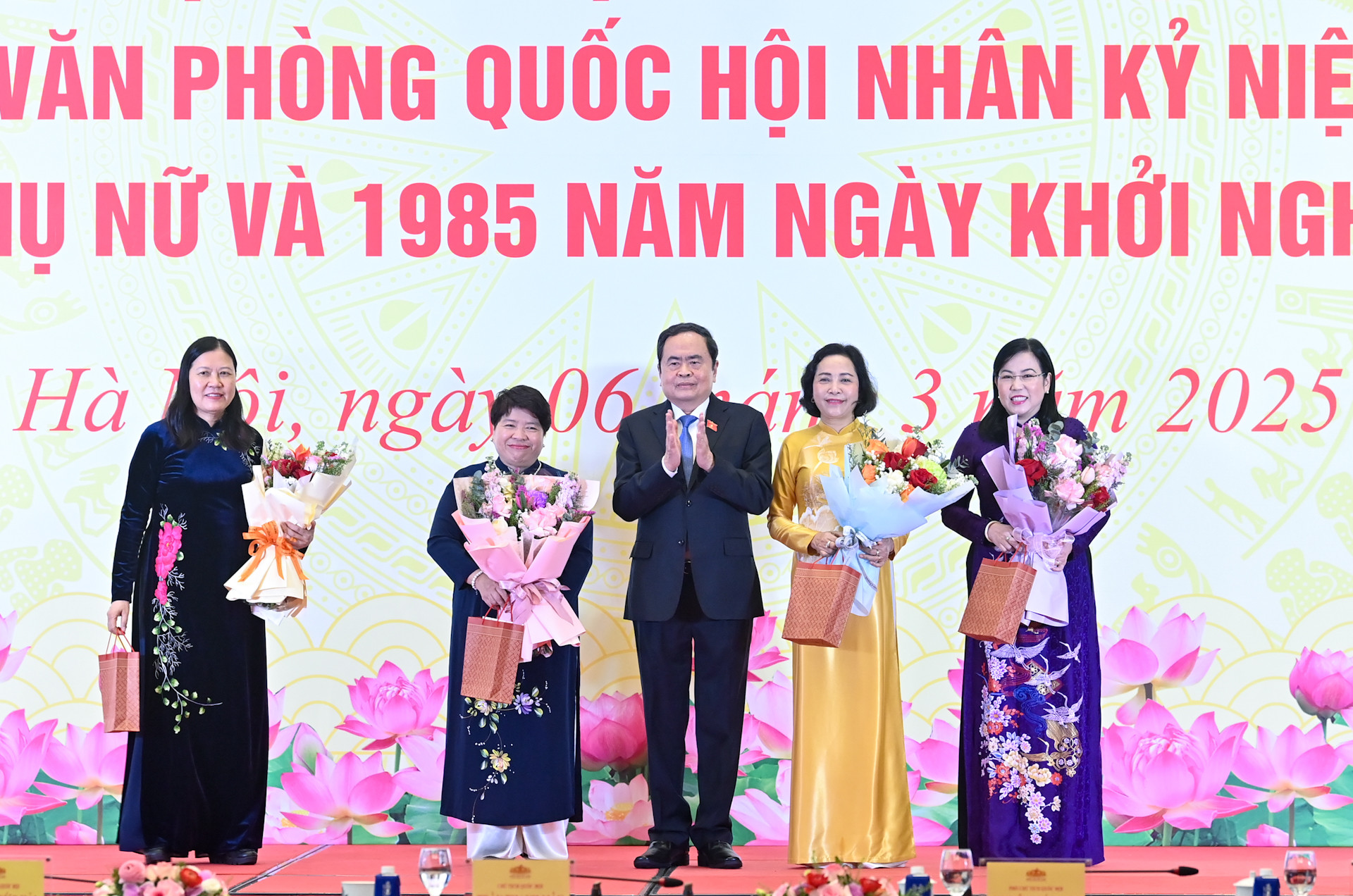Chủ tịch Quốc hội Trần Thanh Mẫn trao quà, tặng các nữ đại biểu Quốc hội.