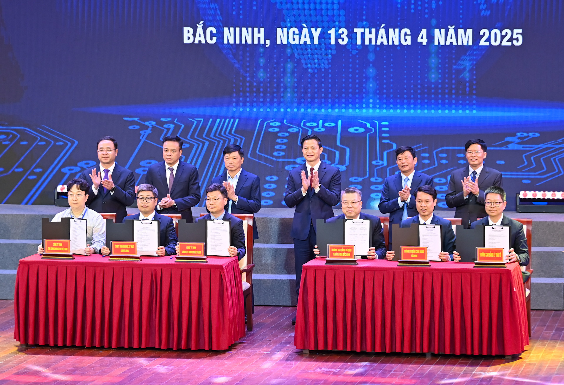 Lãnh đạo tỉnh Bắc Ninh chứng kiến ký kết hợp tác đào tạo nguồn nhân lực số giữa nhà trường và doanh nghiệp. Lãnh đạo tỉnh Bắc Ninh chứng kiến ký kết hợp tác đào tạo nguồn nhân lực số giữa nhà trường và doanh nghiệp.