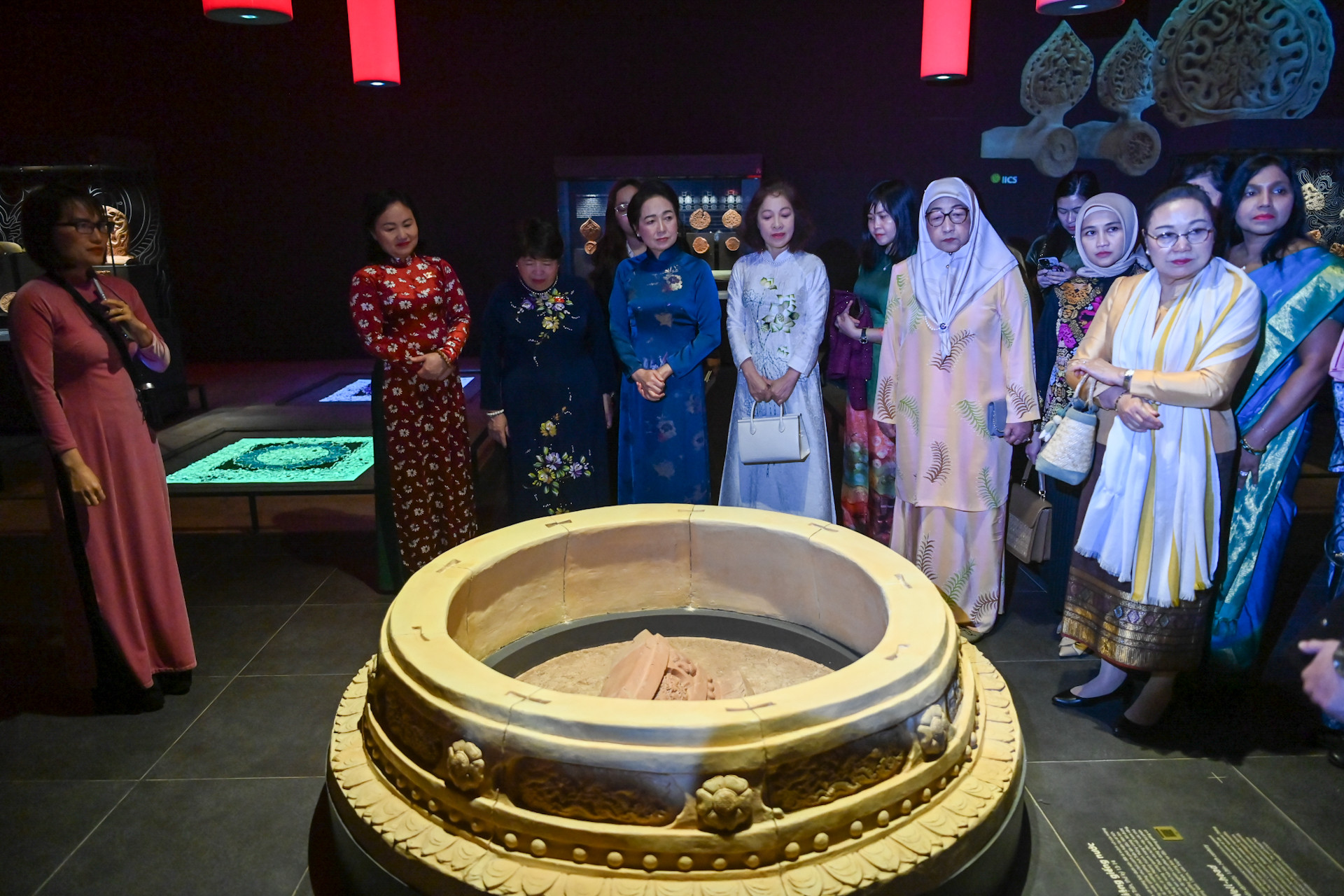 Các đại biểu nghe giới thiệu về các hiện vật khảo cổ dưới tầng hầm Nhà Quốc hội.