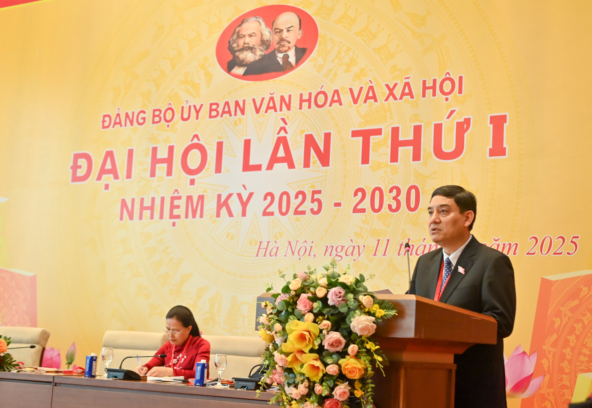 Bí thư Đảng ủy, Chủ nhiệm Ủy ban Văn hóa và xã hội Nguyễn Đắc Vinh phát biểu khai mạc Đại hội.