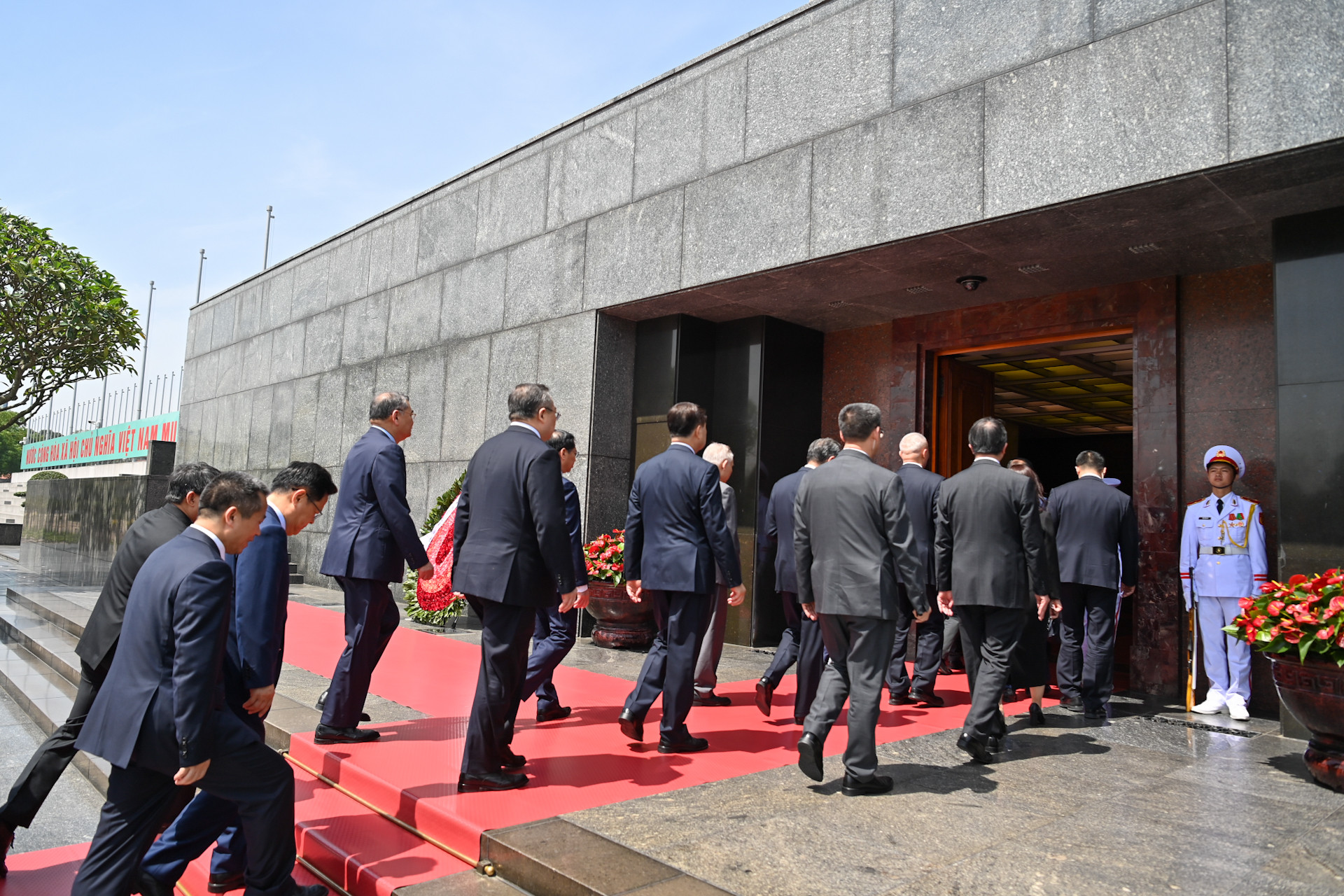 Các đại biểu vào Lăng viếng Chủ tịch Hồ Chí Minh.