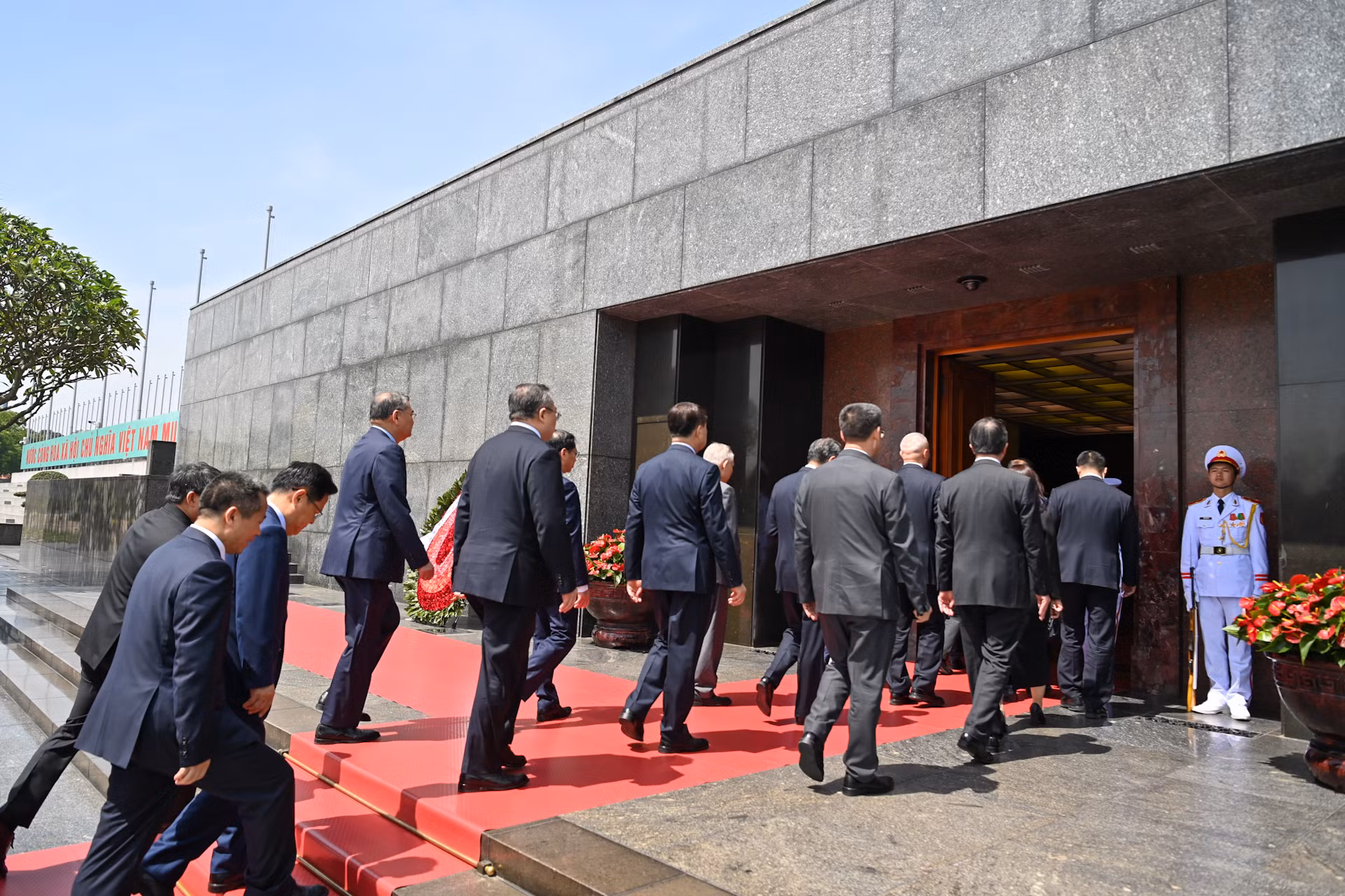 Các đại biểu vào Lăng viếng Chủ tịch Hồ Chí Minh.