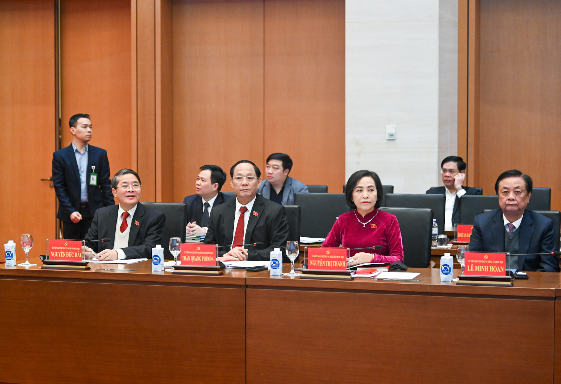 Các Ủy viên Thường vụ Đảng ủy Quốc hội, Phó Chủ tịch Quốc hội dự hội nghị. Các Ủy viên Thường vụ Đảng ủy Quốc hội, Phó Chủ tịch Quốc hội dự hội nghị.