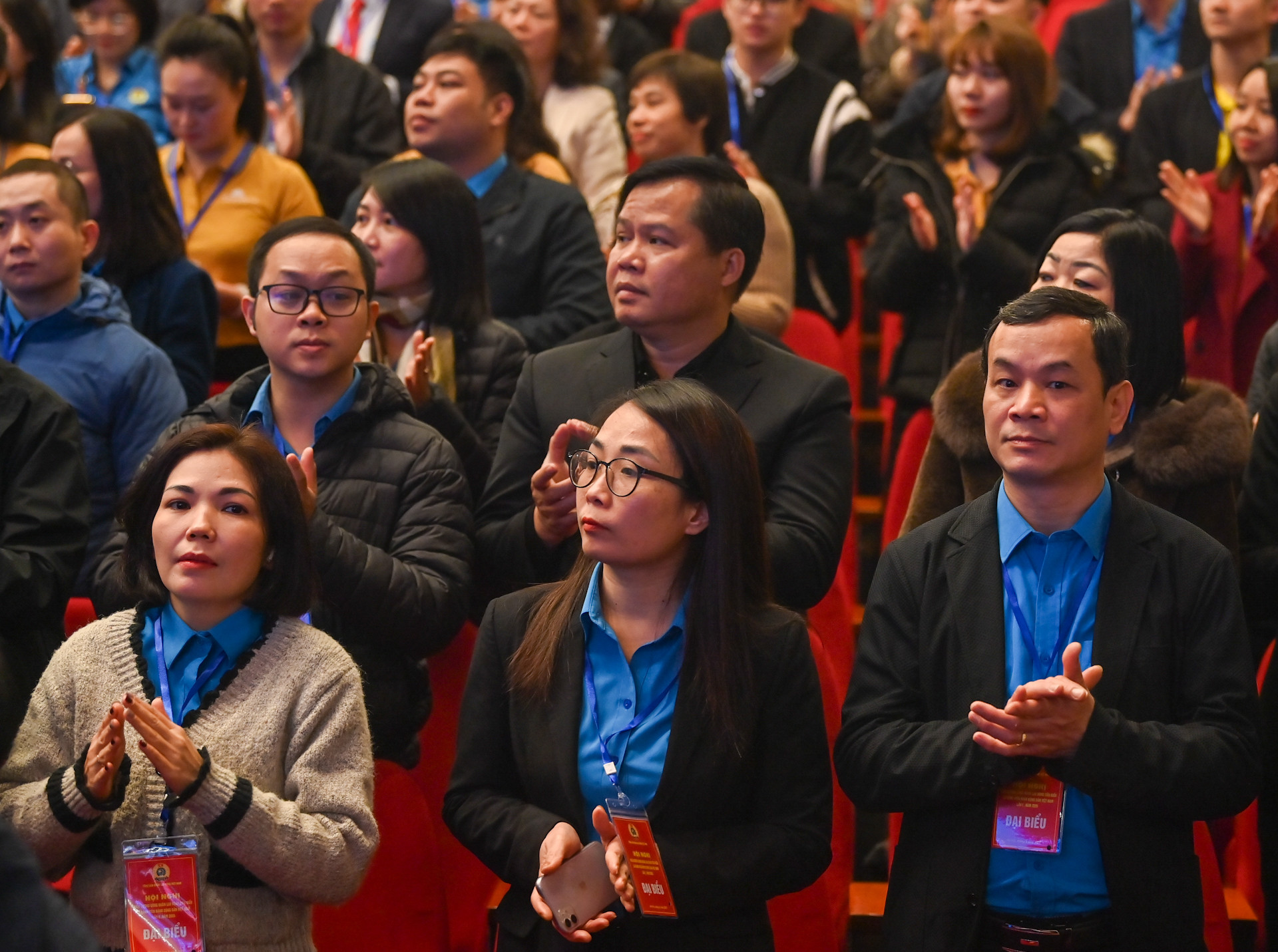 Các đại biểu tham dự chương trình biểu dương 95 công nhân lao động tiêu biểu là đảng viên Đảng Cộng sản Việt Nam.