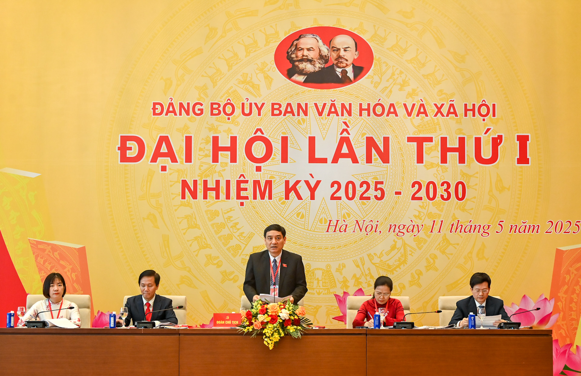 Bí thư Đảng ủy, Chủ nhiệm Ủy ban Văn hóa và xã hội Nguyễn Đắc Vinh điều hành Đại hội.