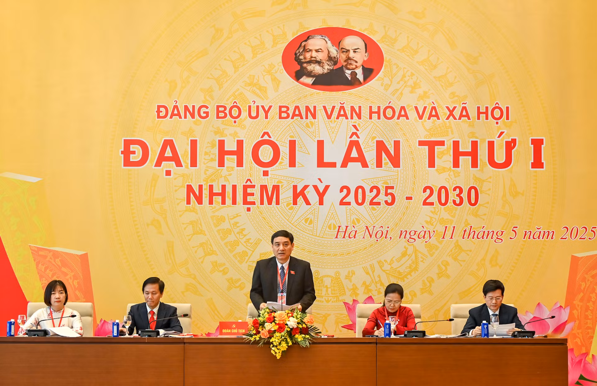 Bí thư Đảng ủy, Chủ nhiệm Ủy ban Văn hóa và xã hội Nguyễn Đắc Vinh điều hành Đại hội.