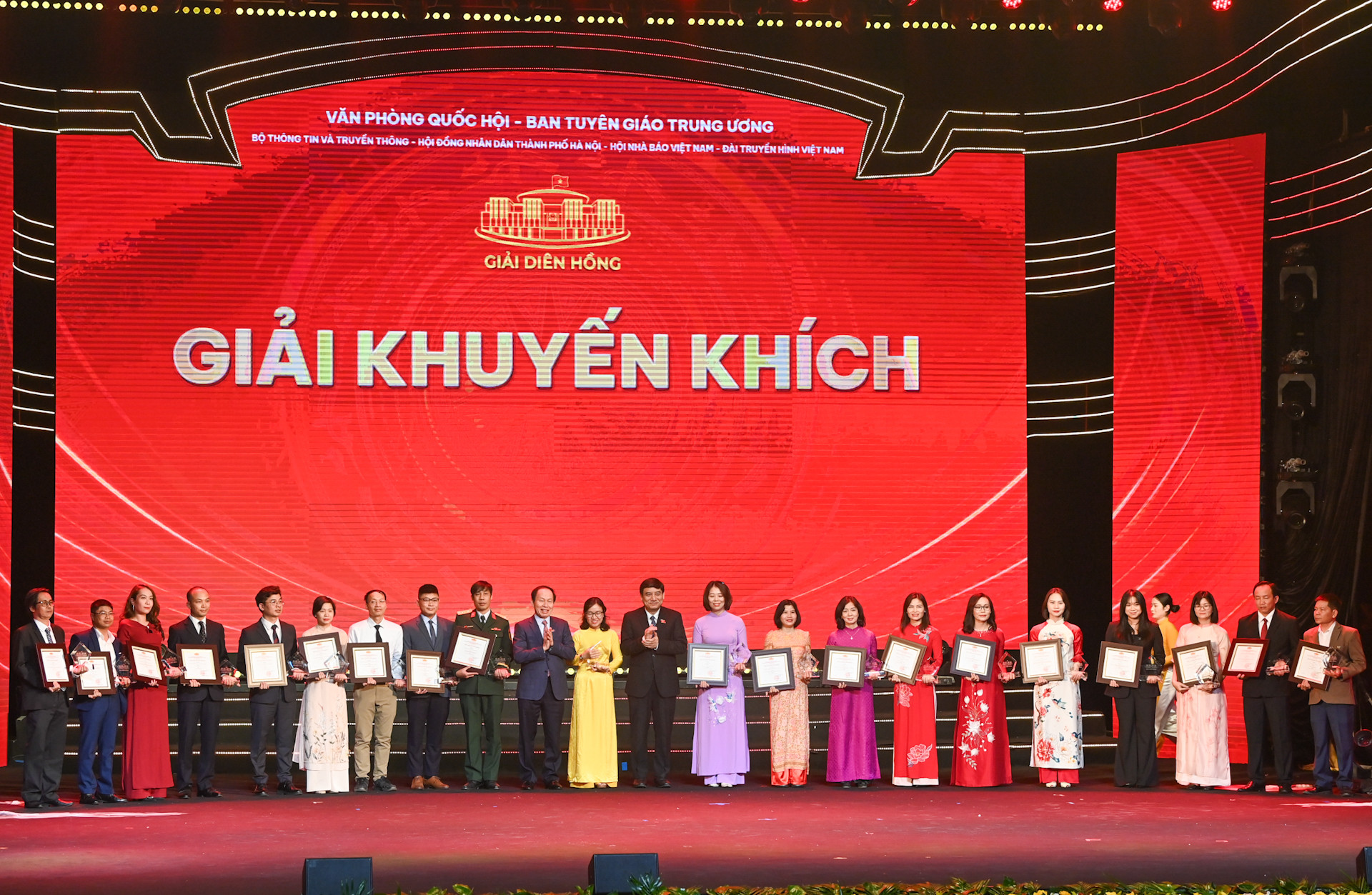 Bí thư Thành ủy Hải Phòng Lê Tiến Châu và Chủ nhiệm Ủy ban Văn hóa, Giáo dục Nguyễn Đắc Vinh trao giải Khuyến khích tặng các tác giả, nhóm tác giả.