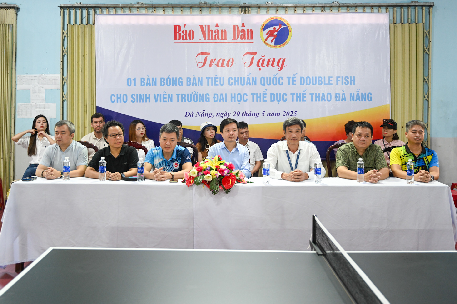 Ban Tổ chức giải quốc gia Báo Nhân Dân, lãnh đạo Trường đại học Thể dục thể thao Đà Nẵng và các đại biểu dự buổi trao tặng.