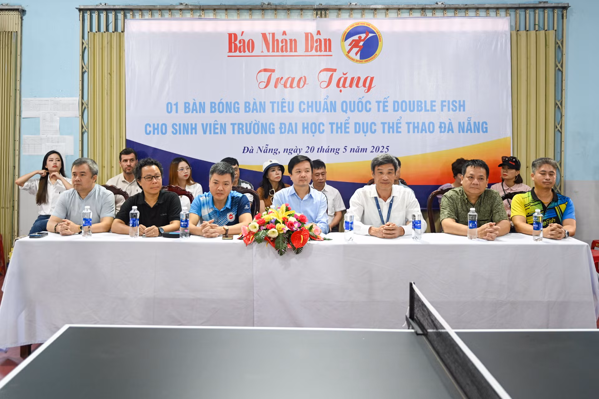 Ban Tổ chức giải quốc gia Báo Nhân Dân, lãnh đạo Trường đại học Thể dục thể thao Đà Nẵng và các đại biểu dự buổi trao tặng.